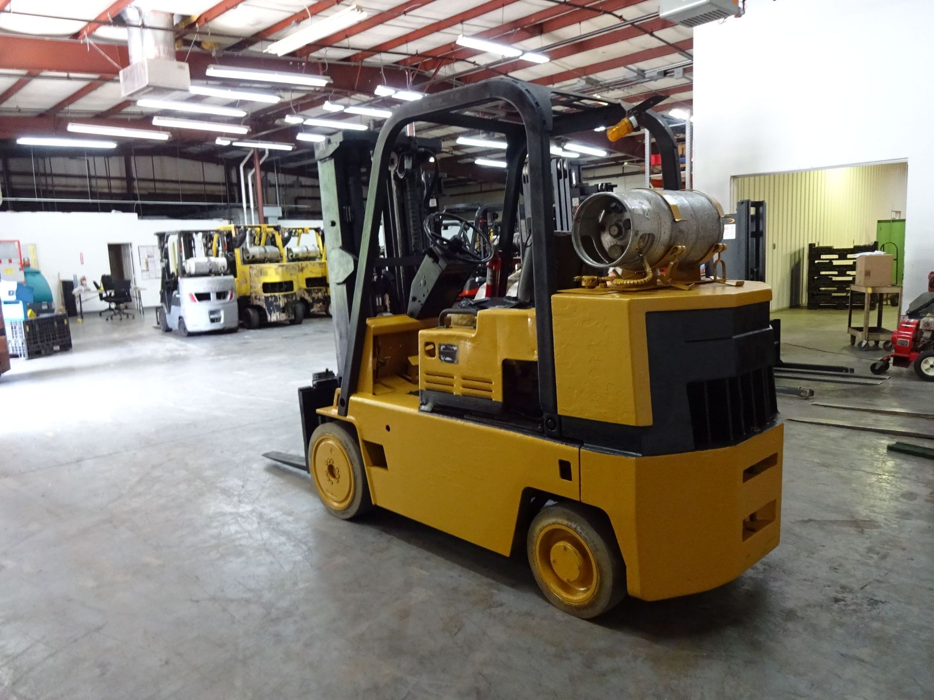 8,000 LB. CATERPILLAR MODEL T80D SOLID TIRE LP GAS LIFT TRUCK; S/N 5KB02549 (14,776 HOURS), 3- - Image 7 of 11