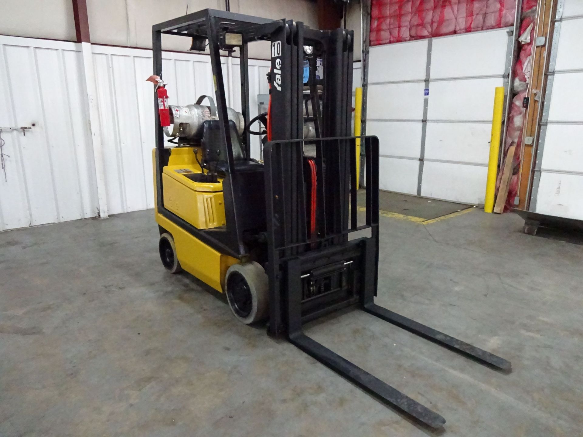 3,000 LB. YALE MODEL GLC030 SOLID TIRE LP GAS LIFT TRUCK; S/N A809N03856U (21,053 HOURS), 3-STAGE - Image 3 of 11
