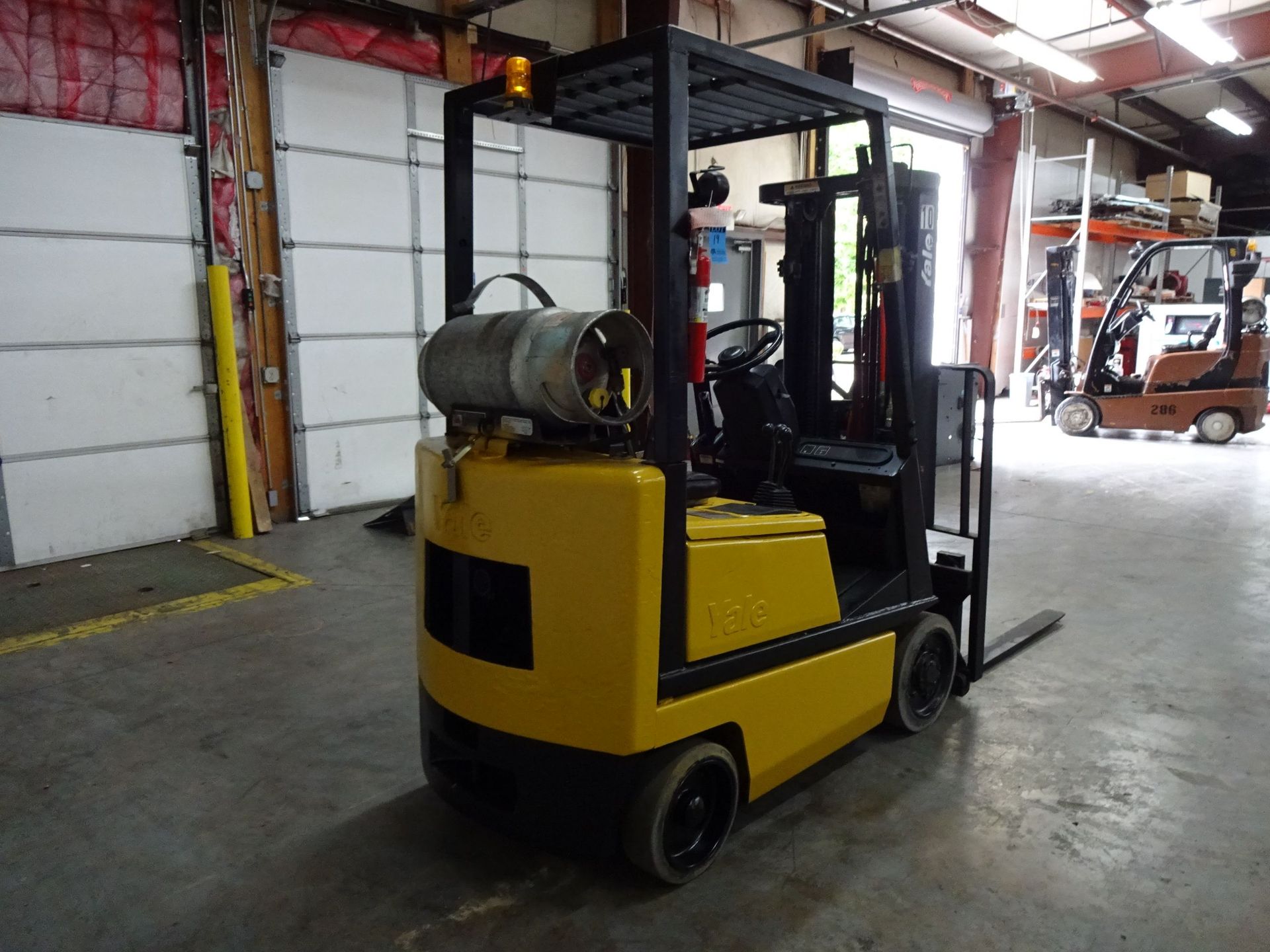 3,000 LB. YALE MODEL GLC030 SOLID TIRE LP GAS LIFT TRUCK; S/N A809N03856U (21,053 HOURS), 3-STAGE - Image 5 of 11