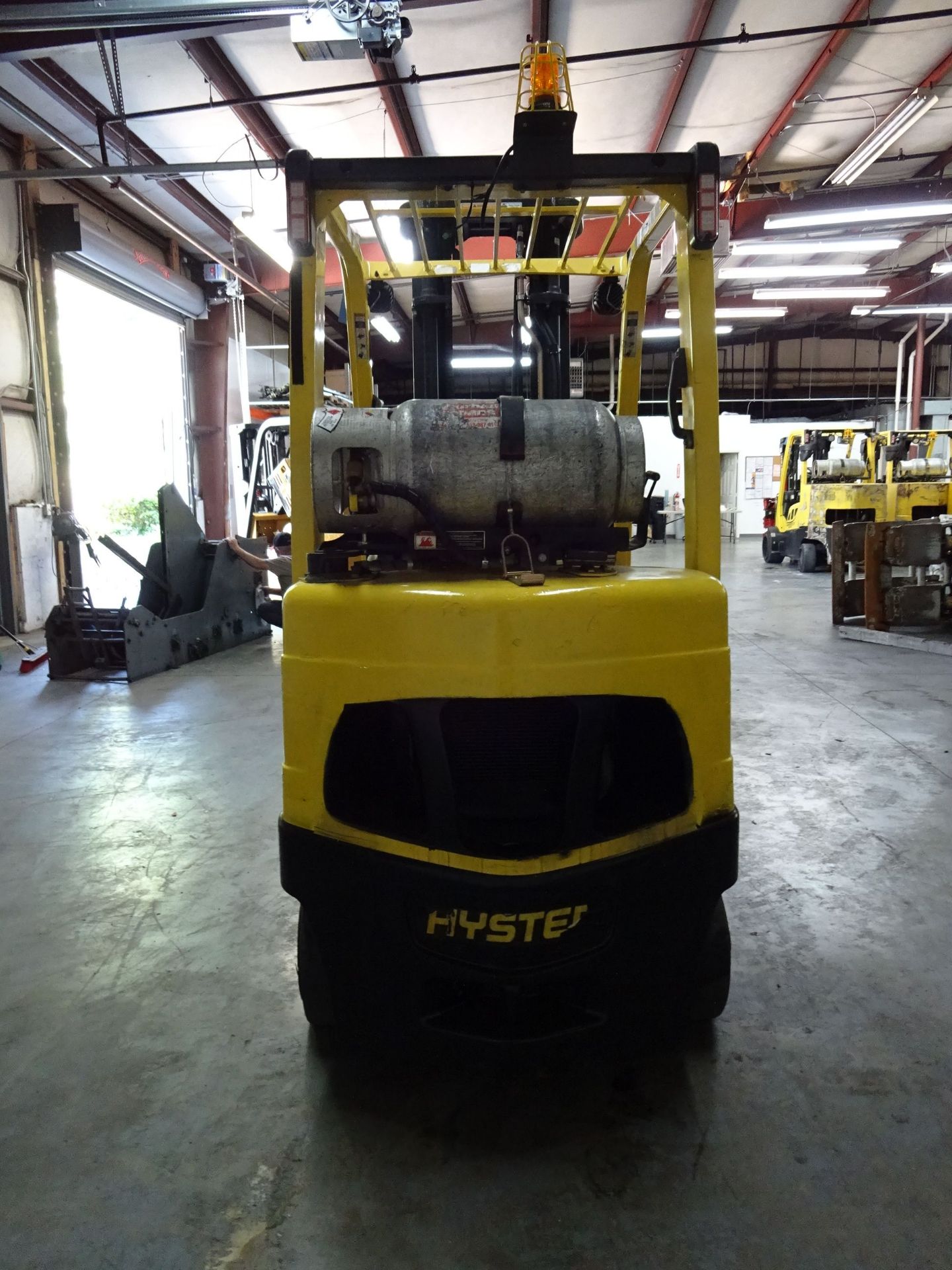 6,000 LB. HYSTER MDOEL S60FT SOLID TIRE LP GAS LIFT TRUCK; S/N F187V17322J (10,429 HOURS), 3-STAGE - Image 6 of 11