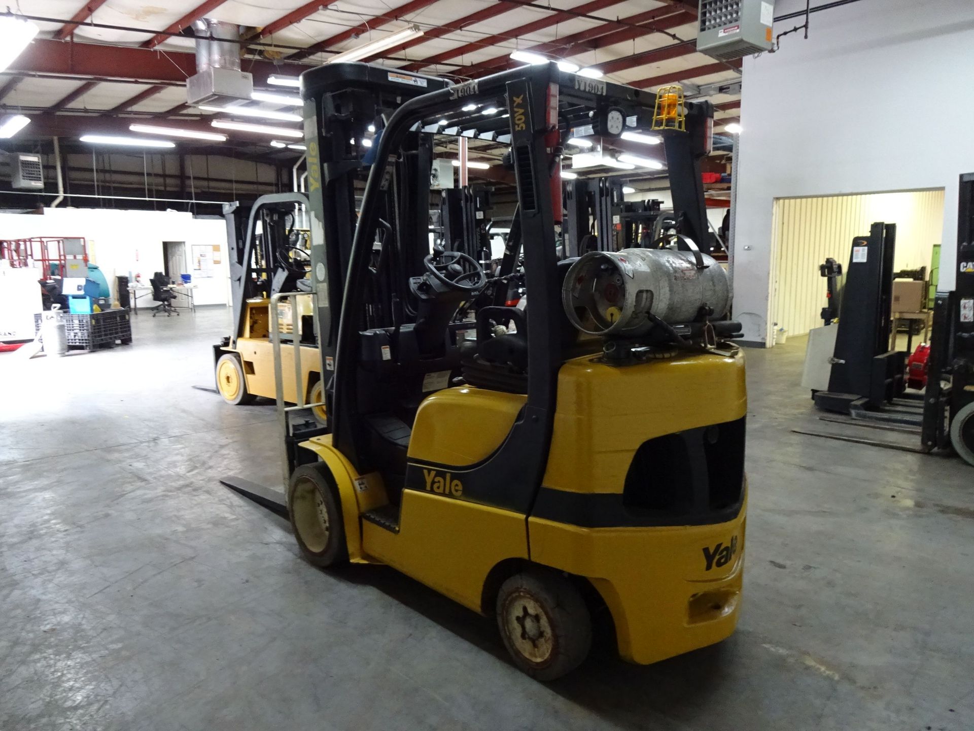 5,000 LB. YALE MODEL GLC050VXNVSQ096 SOLID TIRE LP GAS LIFT TRUCK; S/N A910V18569J (14,184 HOURS), - Image 7 of 11