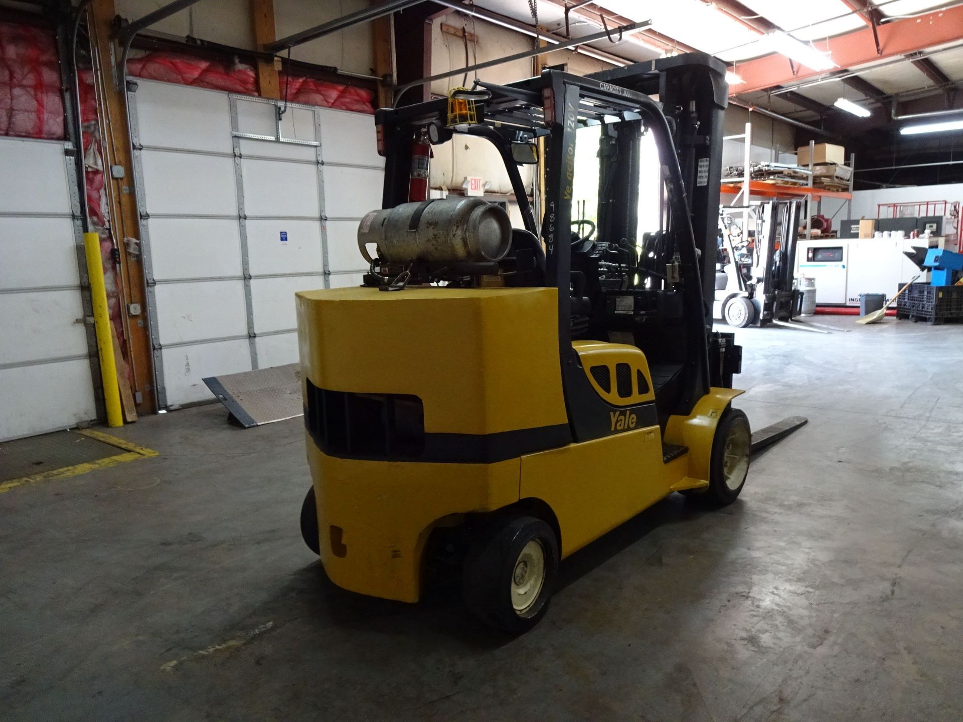 12,000 LB. YALE MODEL GLC120VXNGSE100 SOLID TIRE LP GAS LIFT TRUCK; S/N E818V04256K (8,876 HOURS), - Image 5 of 11