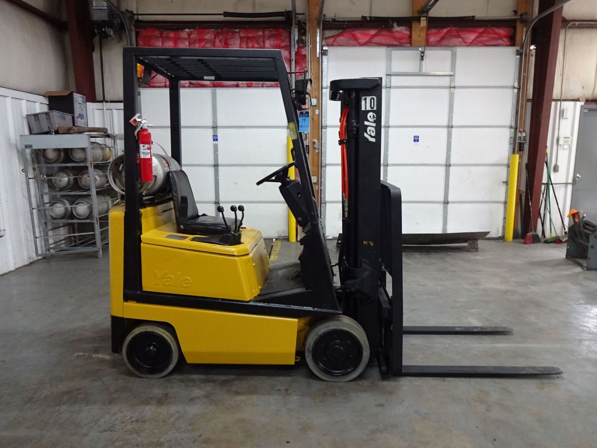 3,000 LB. YALE MODEL GLC030 SOLID TIRE LP GAS LIFT TRUCK; S/N A809N03856U (21,053 HOURS), 3-STAGE - Image 4 of 11