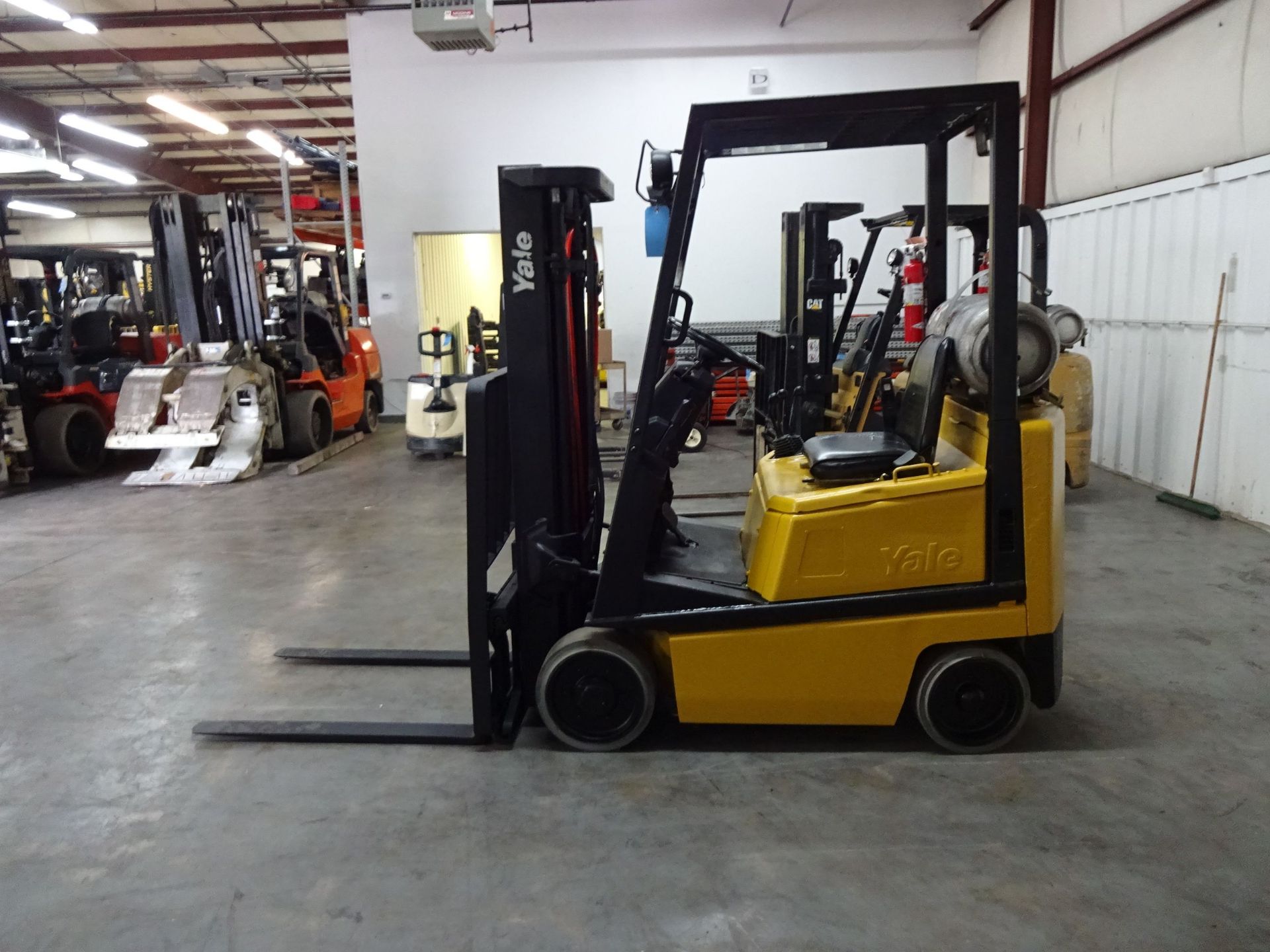 3,000 LB. YALE MODEL GLC030 SOLID TIRE LP GAS LIFT TRUCK; S/N A809N03856U (21,053 HOURS), 3-STAGE - Image 8 of 11