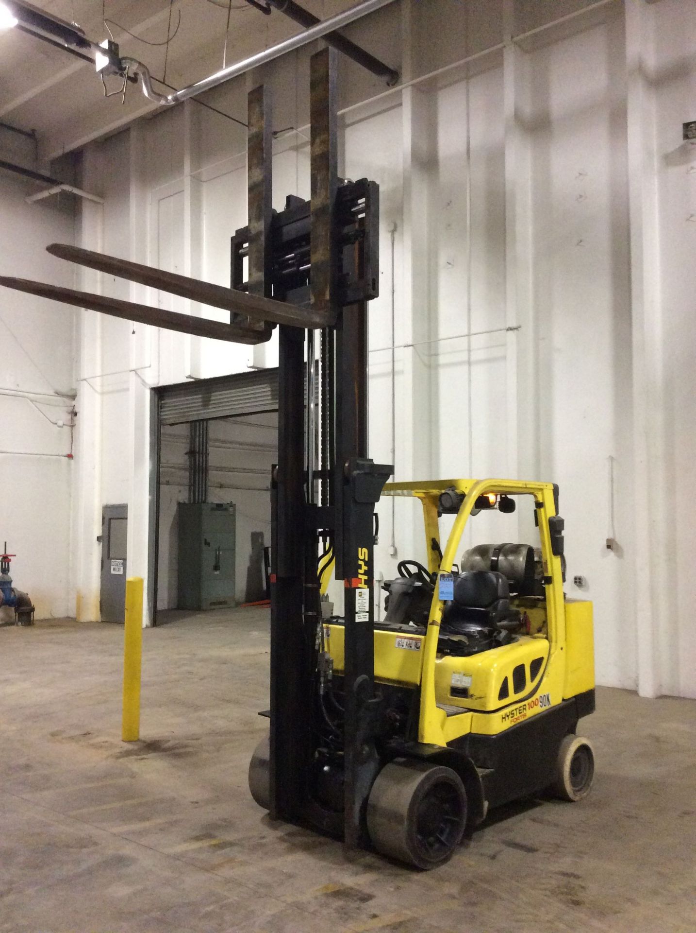 2013 - 10,000 LB. HYSTER MODEL S100FTBCS LP GAS CUSHION TIRE LIFT TRUCK; S/N G004V06490K, 2-STAGE - Image 8 of 10