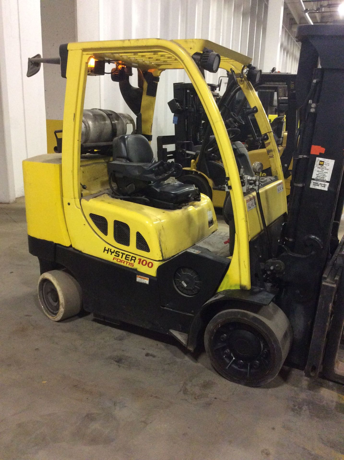 2013 - 10,000 LB. HYSTER MODEL S100FTBCS LP GAS CUSHION TIRE LIFT TRUCK; S/N G004V06490K, 2-STAGE - Image 5 of 10