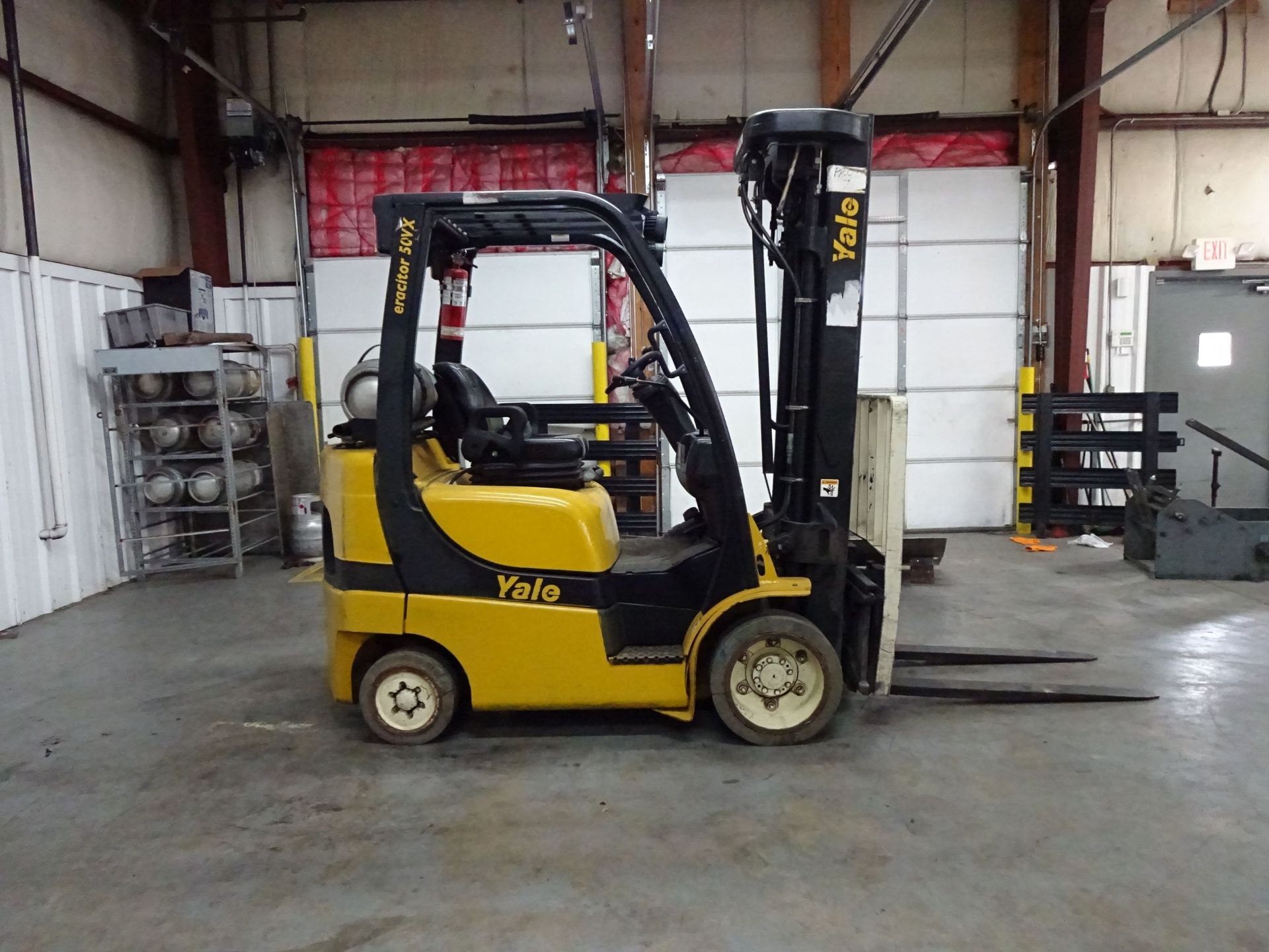 5,000 LB. YALE MODEL GLC050VXNVSQ096 SOLID TIRE LP GAS LIFT TRUCK; S/N A910V18569J (14,184 HOURS), - Image 4 of 11