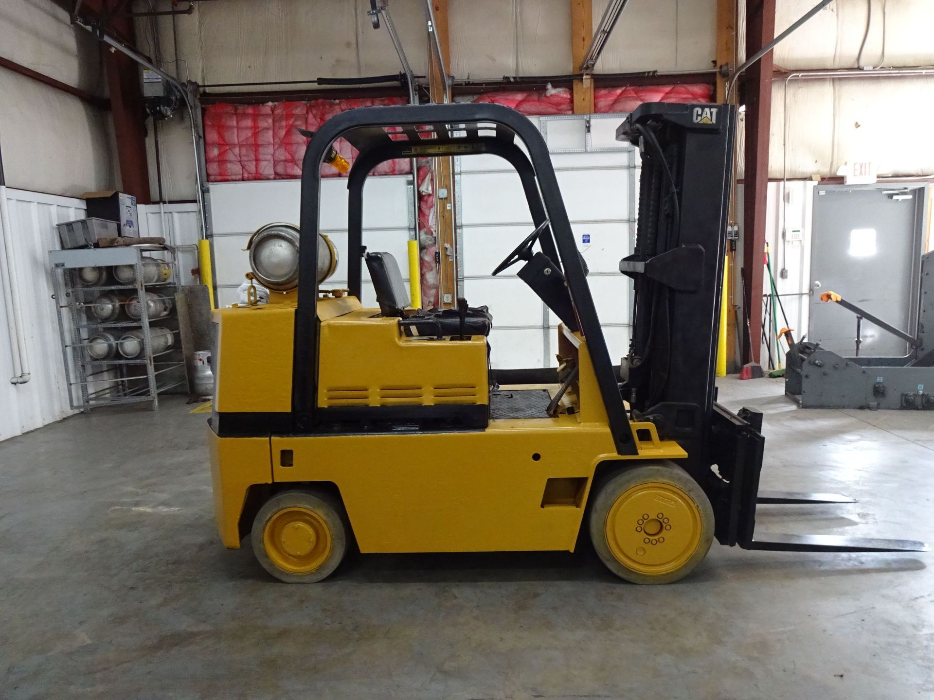 8,000 LB. CATERPILLAR MODEL T80D SOLID TIRE LP GAS LIFT TRUCK; S/N 5KB02549 (14,776 HOURS), 3- - Image 4 of 11