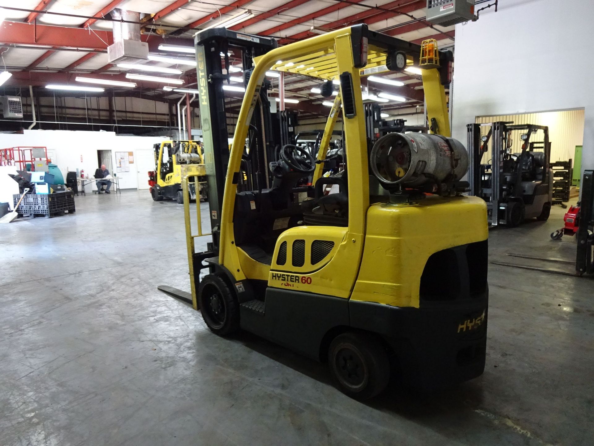 6,000 LB. HYSTER MDOEL S60FT SOLID TIRE LP GAS LIFT TRUCK; S/N F187V17319J (13,865 HOURS), 3-STAGE - Image 7 of 11