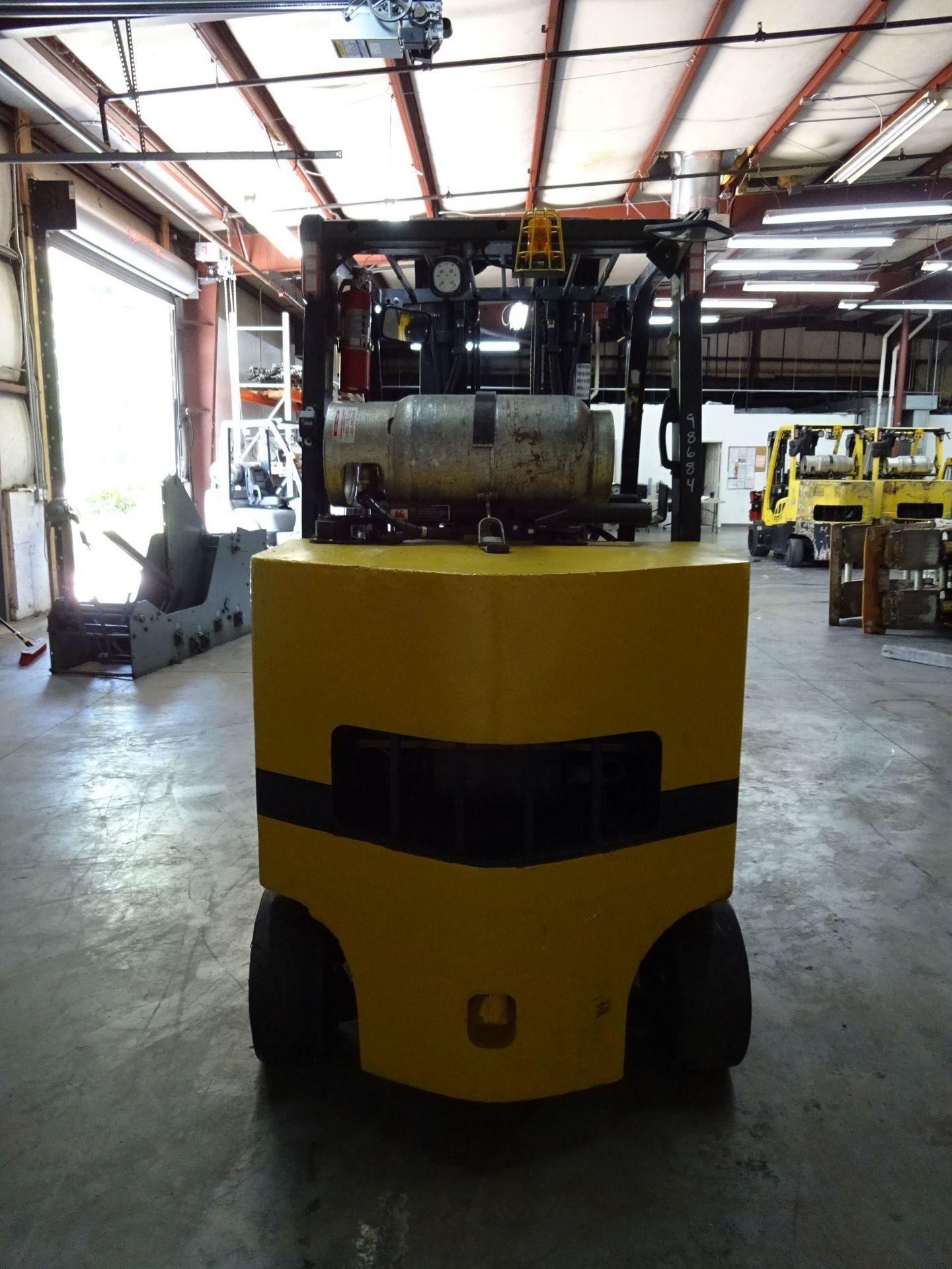 12,000 LB. YALE MODEL GLC120VXNGSE100 SOLID TIRE LP GAS LIFT TRUCK; S/N E818V04256K (8,876 HOURS), - Image 6 of 11