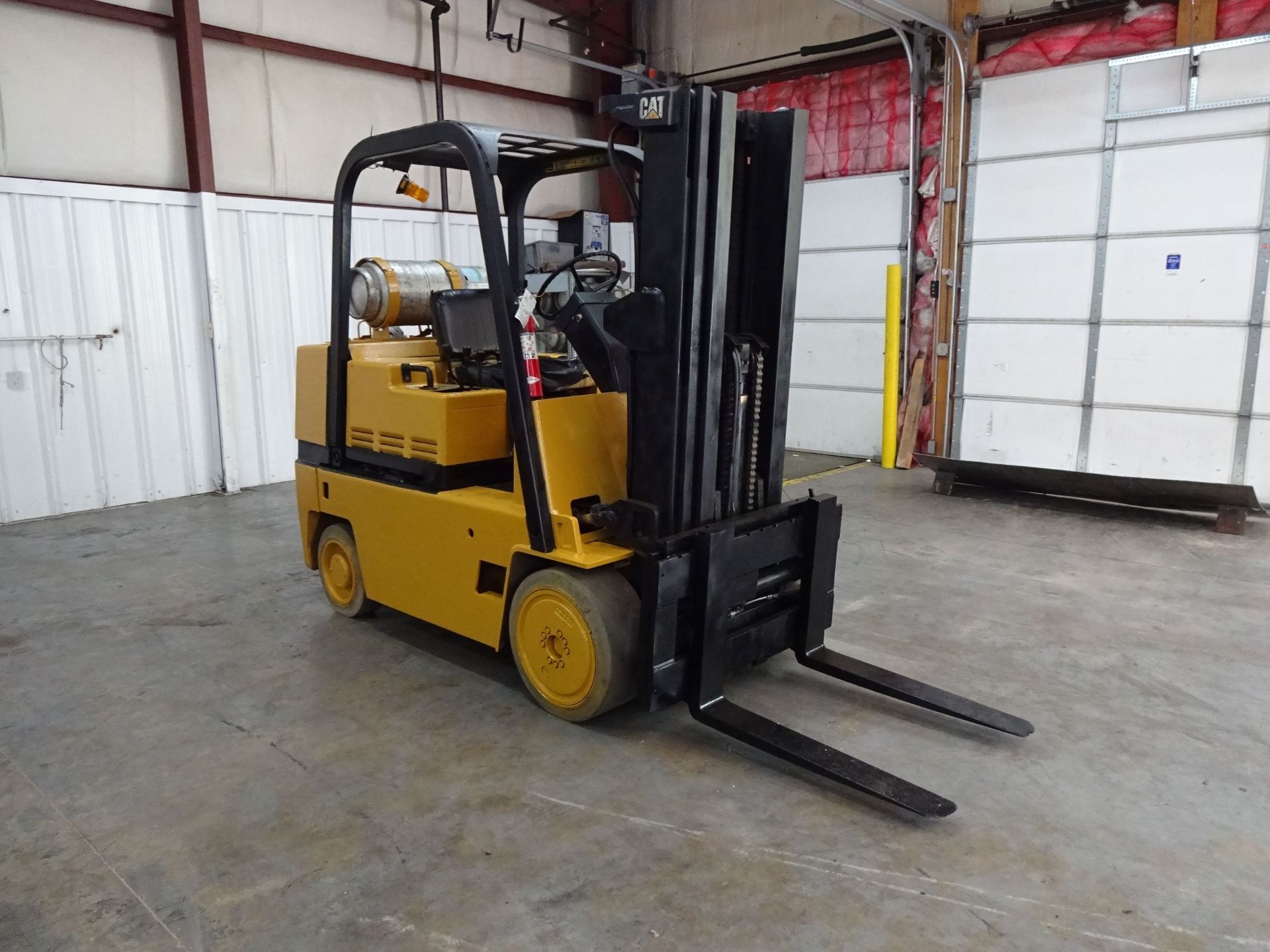 8,000 LB. CATERPILLAR MODEL T80D SOLID TIRE LP GAS LIFT TRUCK; S/N 5KB02549 (14,776 HOURS), 3- - Image 3 of 11