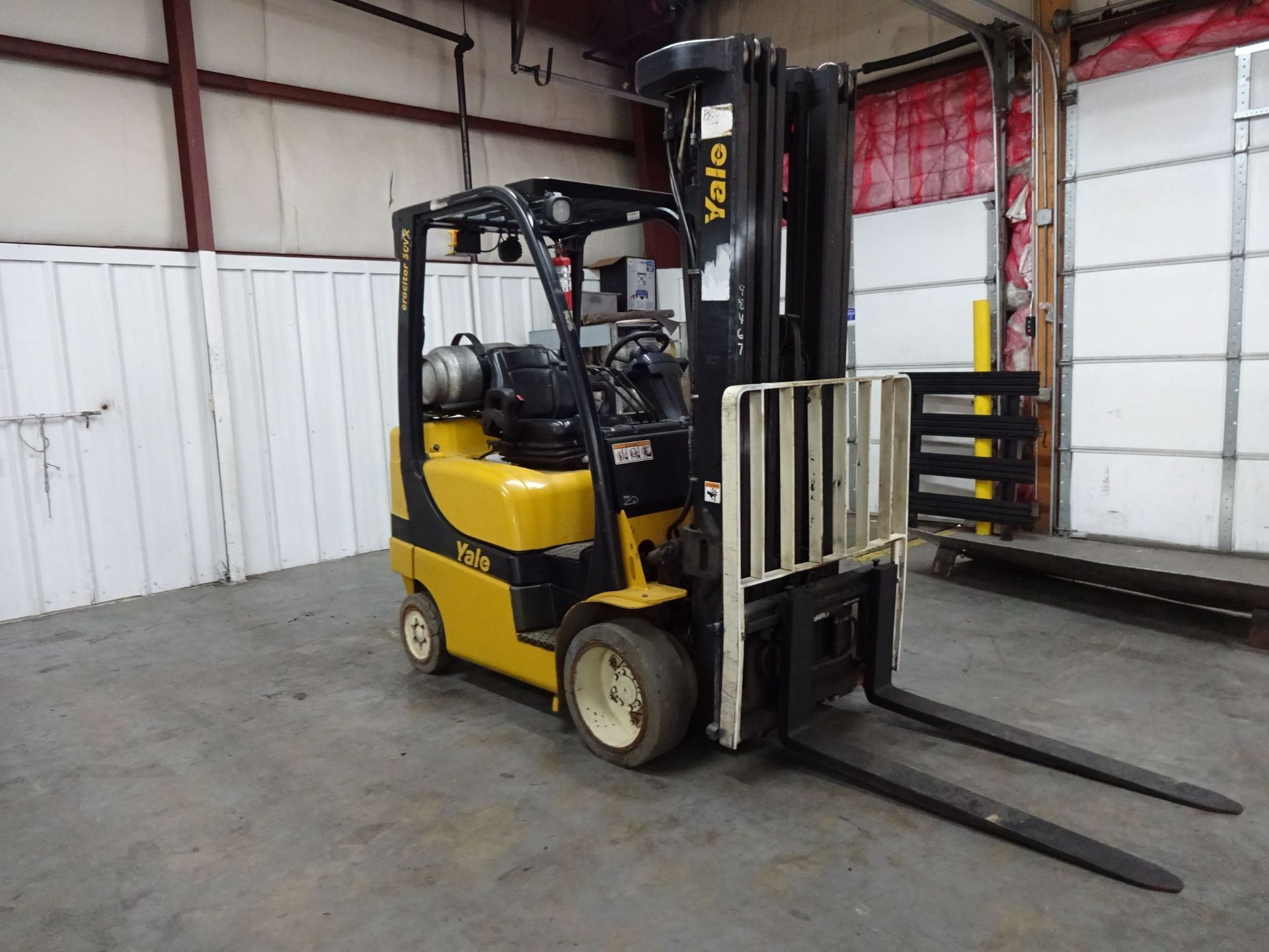 5,000 LB. YALE MODEL GLC050VXNVSQ096 SOLID TIRE LP GAS LIFT TRUCK; S/N A910V18569J (14,184 HOURS), - Image 3 of 11