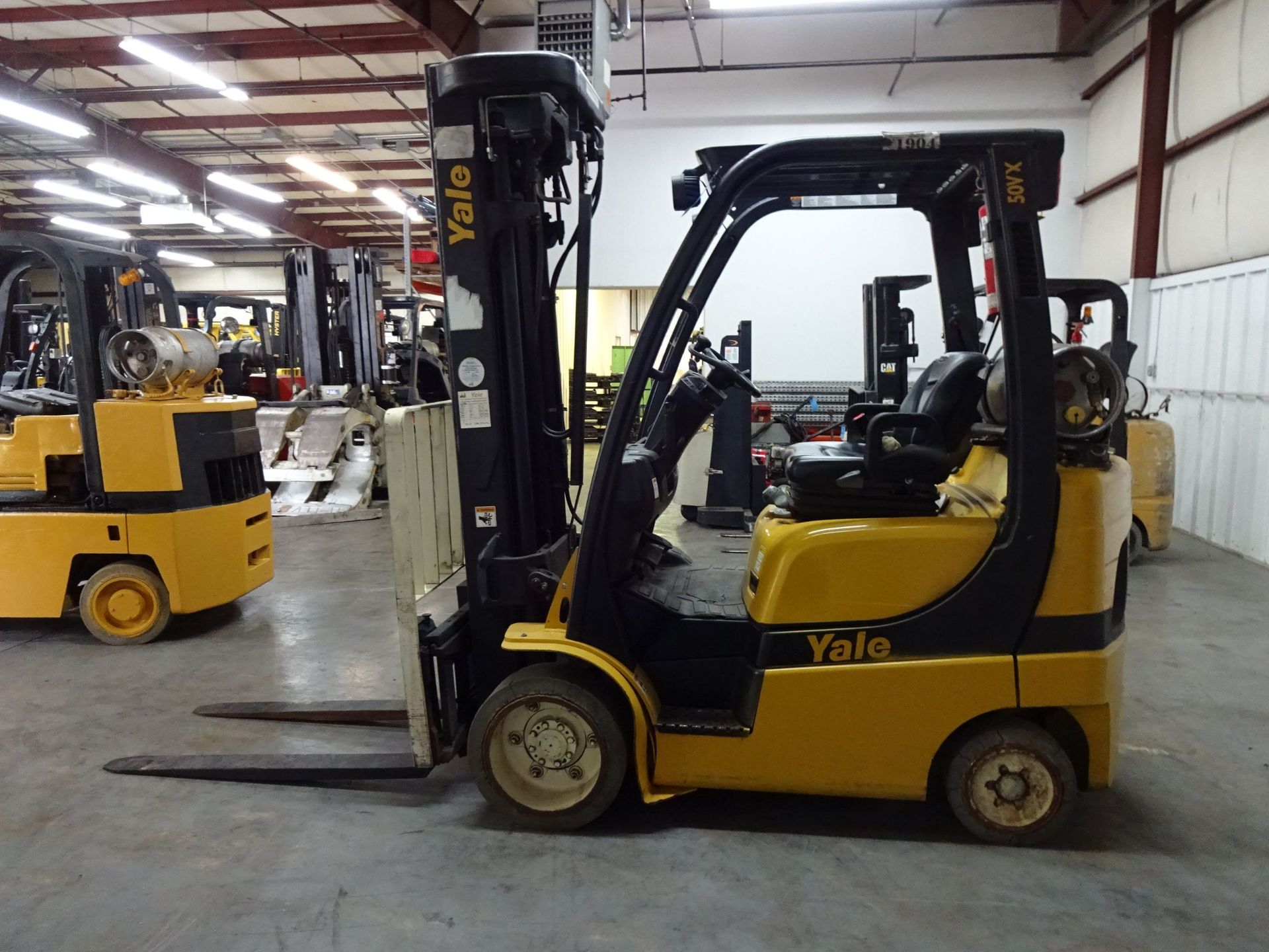 5,000 LB. YALE MODEL GLC050VXNVSQ096 SOLID TIRE LP GAS LIFT TRUCK; S/N A910V18569J (14,184 HOURS), - Image 8 of 11