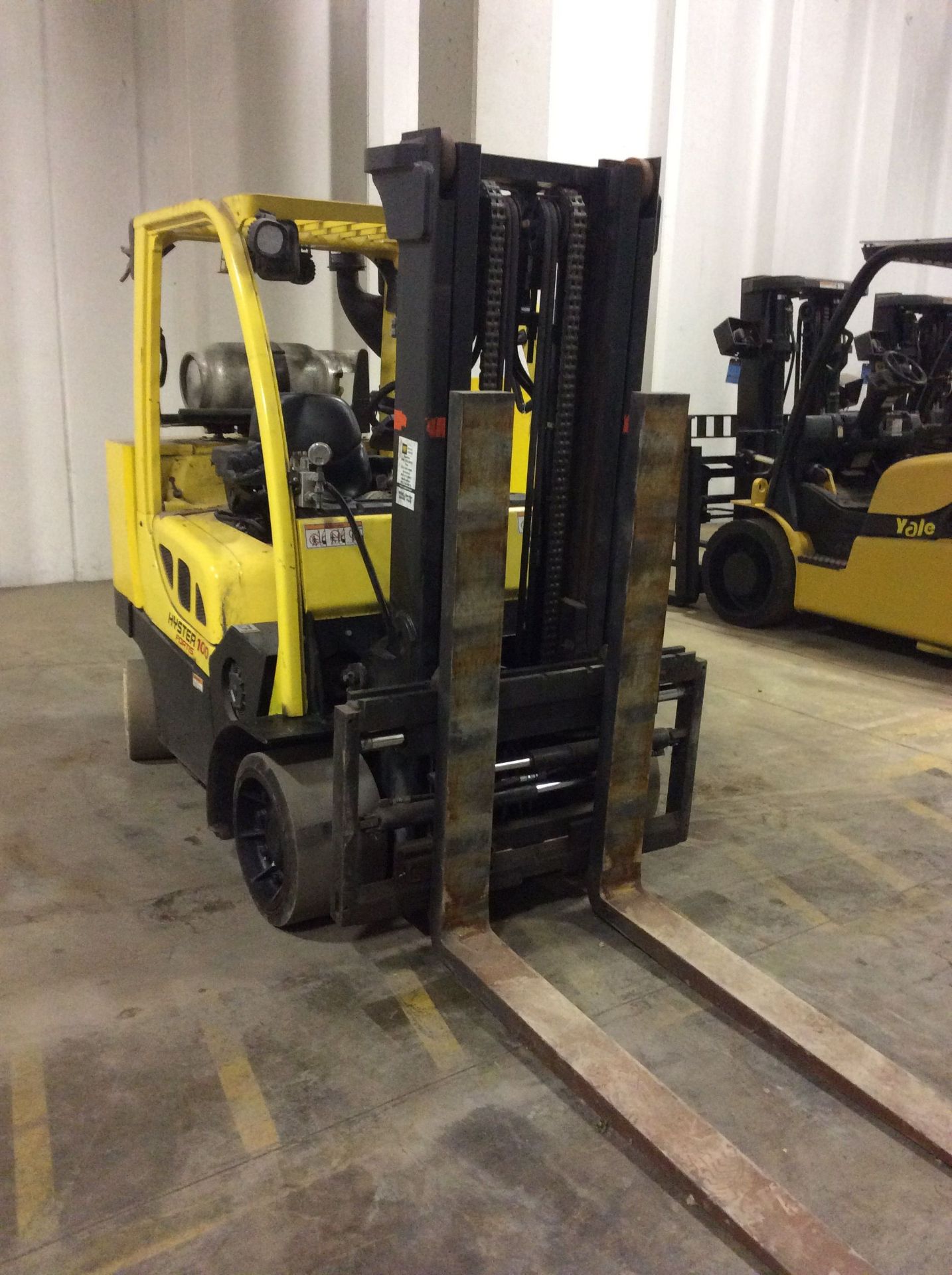 2013 - 10,000 LB. HYSTER MODEL S100FTBCS LP GAS CUSHION TIRE LIFT TRUCK; S/N G004V06490K, 2-STAGE - Image 3 of 10