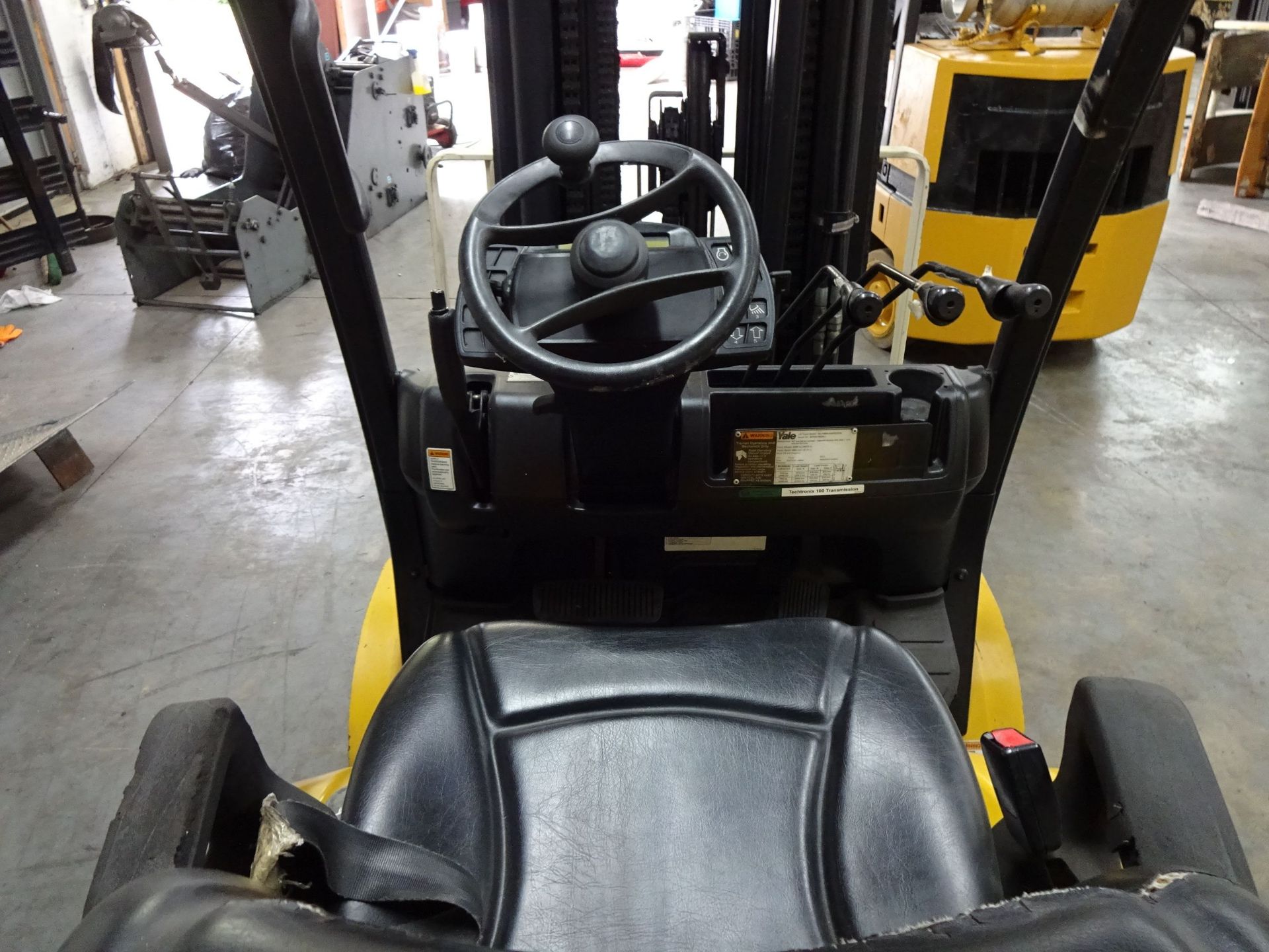 5,000 LB. YALE MODEL GLC050VXNVSQ096 SOLID TIRE LP GAS LIFT TRUCK; S/N A910V18569J (14,184 HOURS), - Image 9 of 11