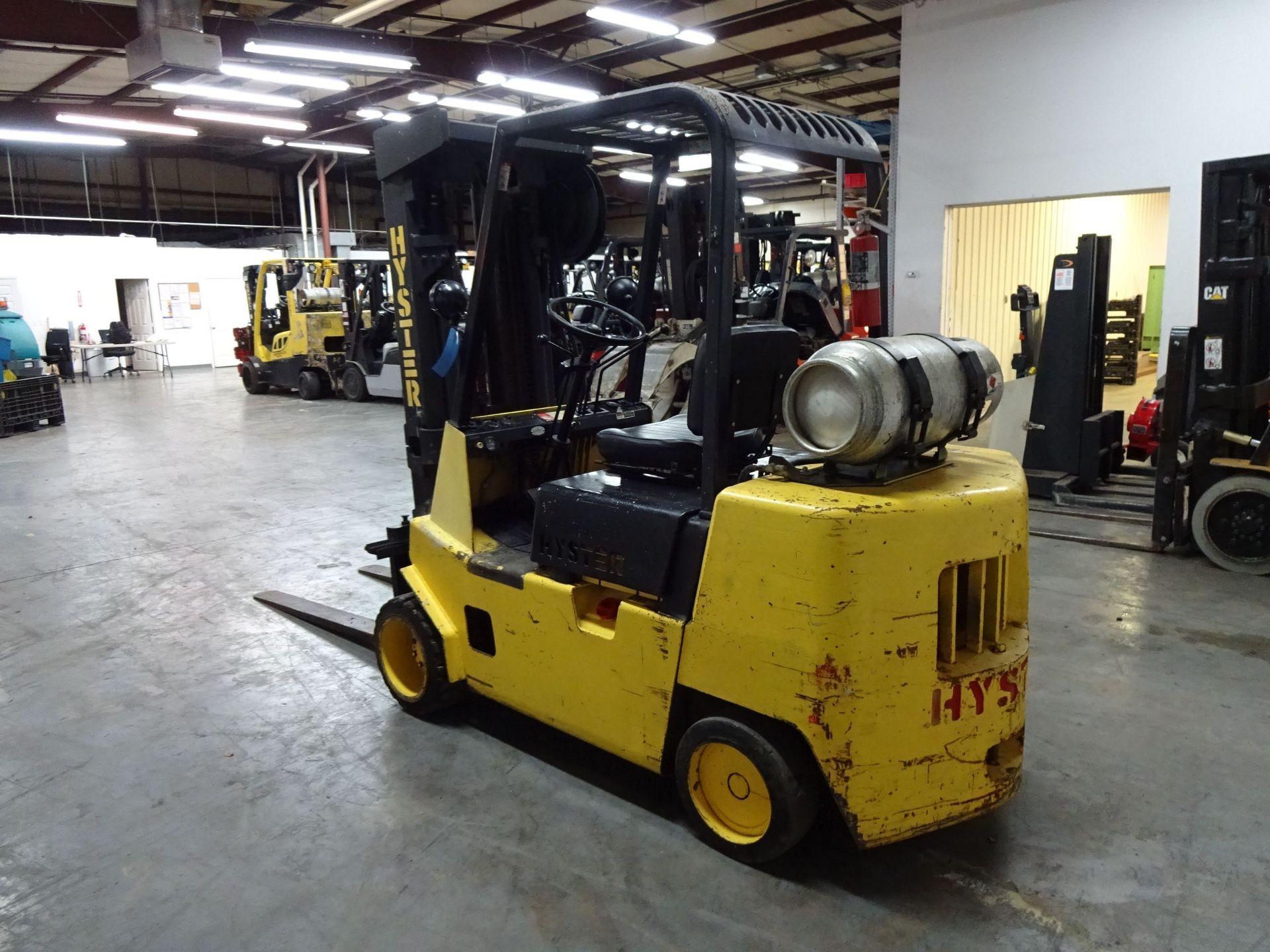 6,000 LB. HYSTER MODEL S60XL SOLID TIRE LP GAS LIFT TRUCK; S/N A187V15701K (1,179 HOURS), 4-STAGE - Image 7 of 11