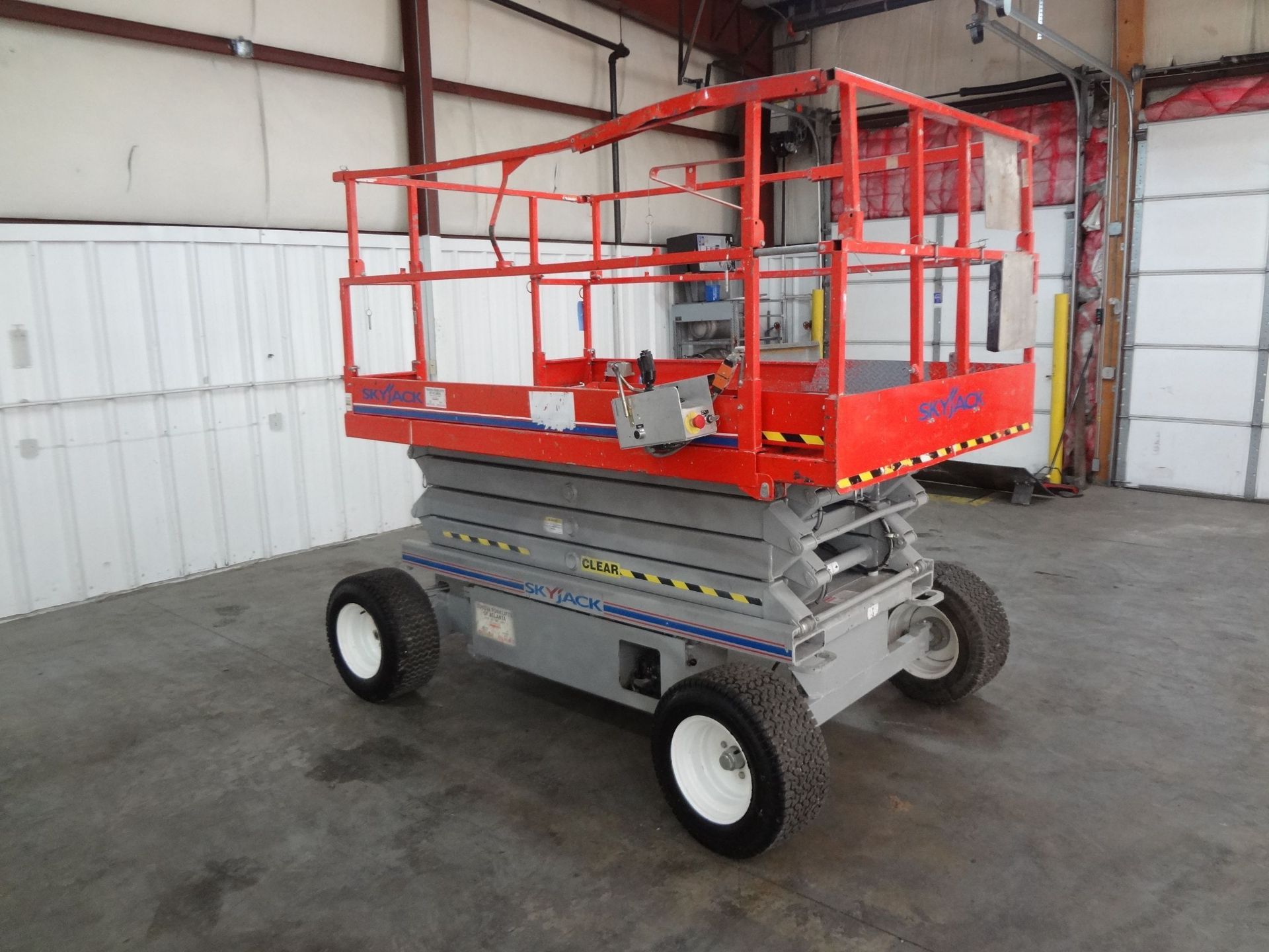 SKYJACK MODEL SJIII 6826 ROUGH TERRAIN ELECTRIC POWER PNEUMATIC TIRE SCISSOR LIFT; S/N 75619, 59" - Image 3 of 9