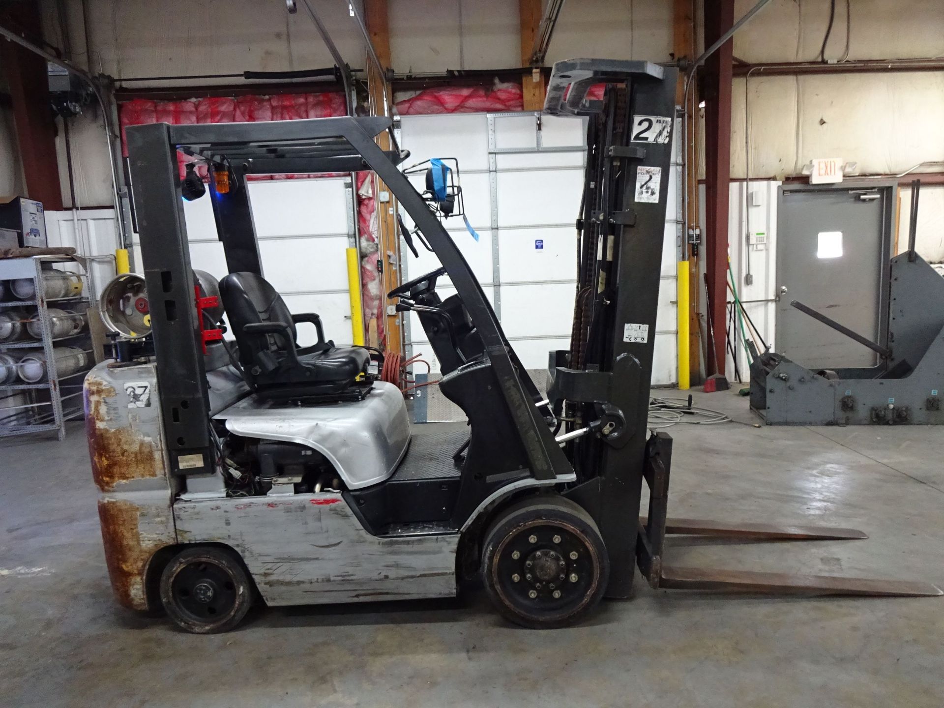 6,000 LB. NISSAN MODEL MCU1F2A30LV SOLID TIRE LP GAS LIFT TRUCK; S/N CU1F2-9Q0039, (3,568 HOURS), - Image 4 of 11