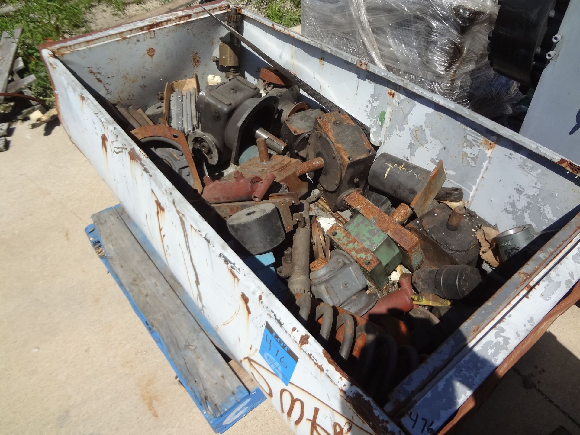 (LOT) MISCELLANEOUS MACHINE PARTS, INCLUDING DRIVES, MOTORS