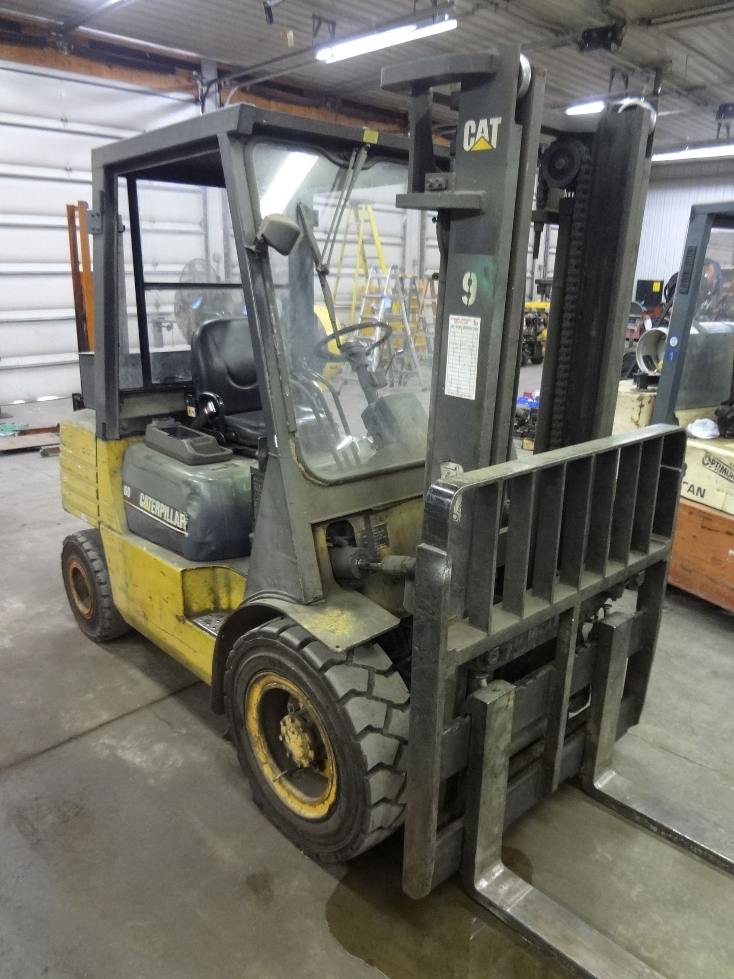 6,000 LB. CATERPILLAR MODEL DP-30 PNEUMATIC TIRE, DIESEL POWERED LIFT TRUCK; S/N 7KM3577, 2-STAGE - Image 2 of 7