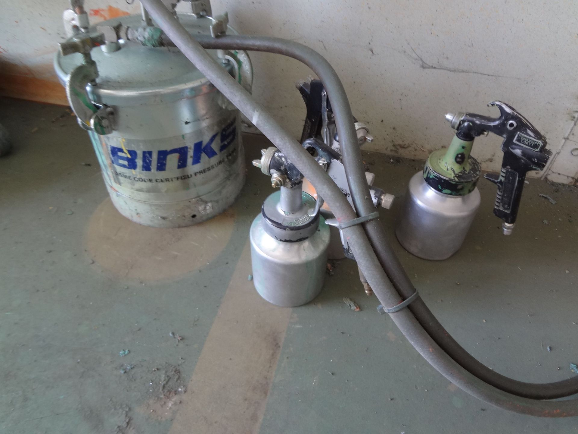 (LOT) BINKS PAINT POT, DEVILBISS PAINT SPRAYER, (3) CAMBELL HAUSFELD SPRAYERS - Image 2 of 3