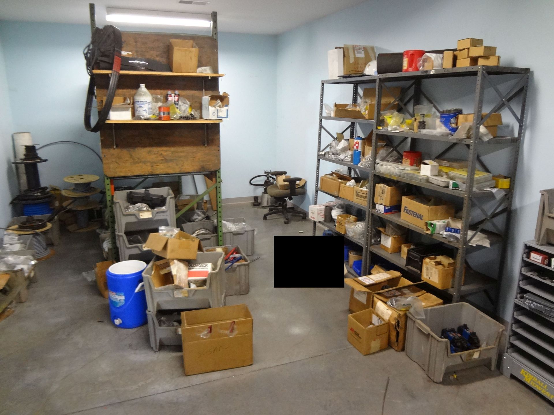 (LOT) CONTENTS PARTS ROOM INCLUDING HOSE, WIRE, HARDWARE, MOTORS, HYDRAULIC CYCLINDERS, CHAINS,
