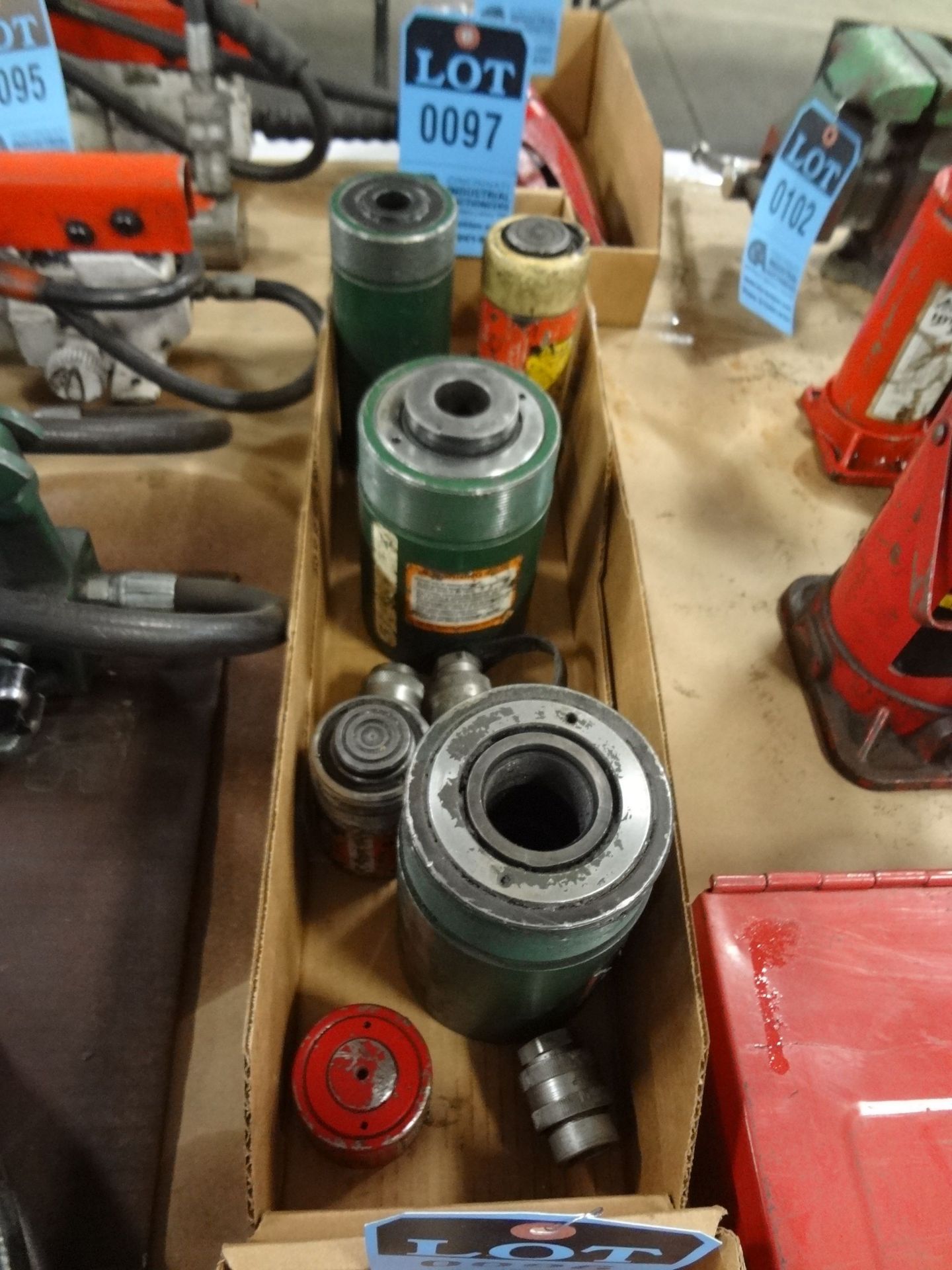 HYDRAULIC JACKS RANGING TROM 4-20 TON CAPACITY