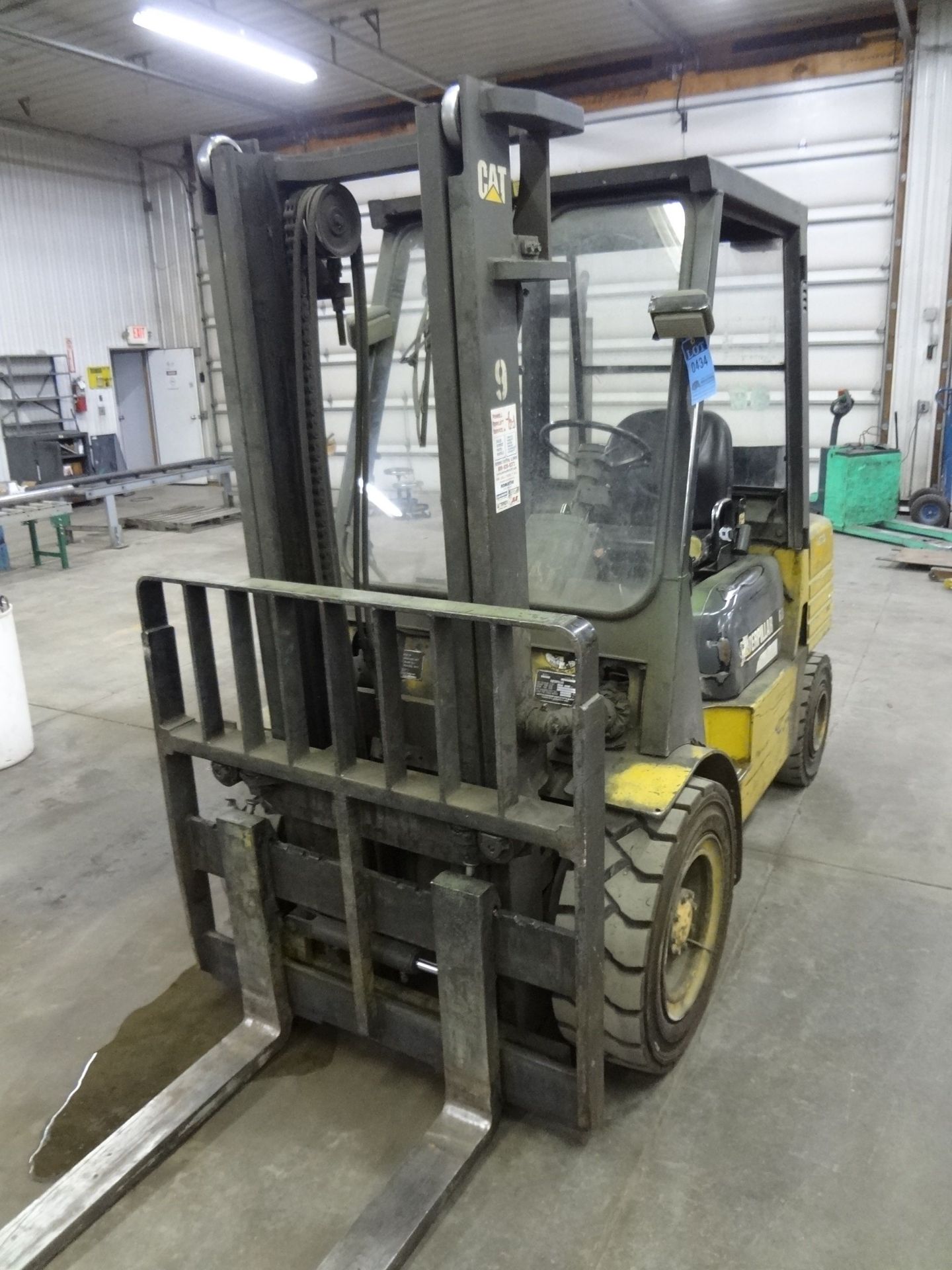 6,000 LB. CATERPILLAR MODEL DP-30 PNEUMATIC TIRE, DIESEL POWERED LIFT TRUCK; S/N 7KM3577, 2-STAGE