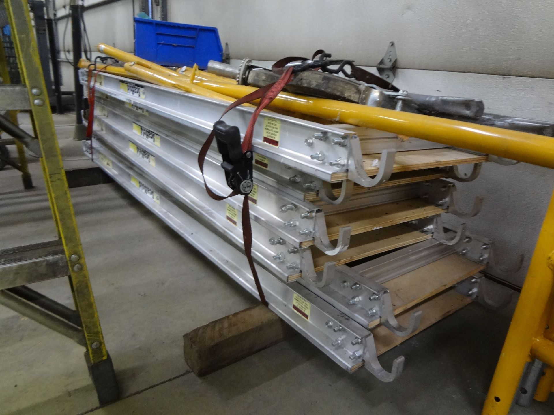 (LOT) SCAFFOLDING INCLUDING (8) 60" X 60" UPRIGHTS, (6) 20" X 80" WALK BOARDS, (4) CROSS BRACES, (4) - Image 5 of 6