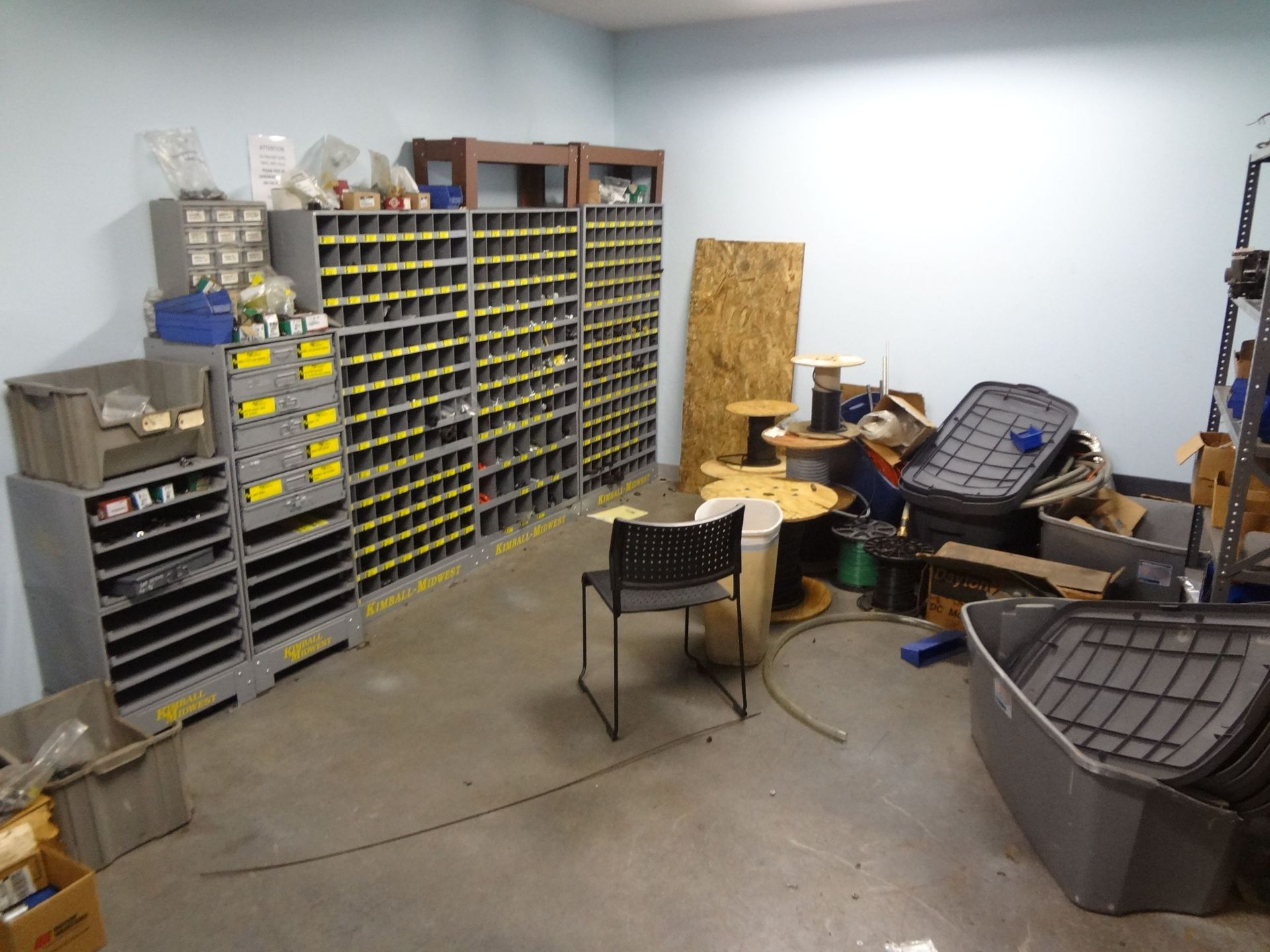 (LOT) CONTENTS PARTS ROOM INCLUDING HOSE, WIRE, HARDWARE, MOTORS, HYDRAULIC CYCLINDERS, CHAINS, - Image 3 of 11