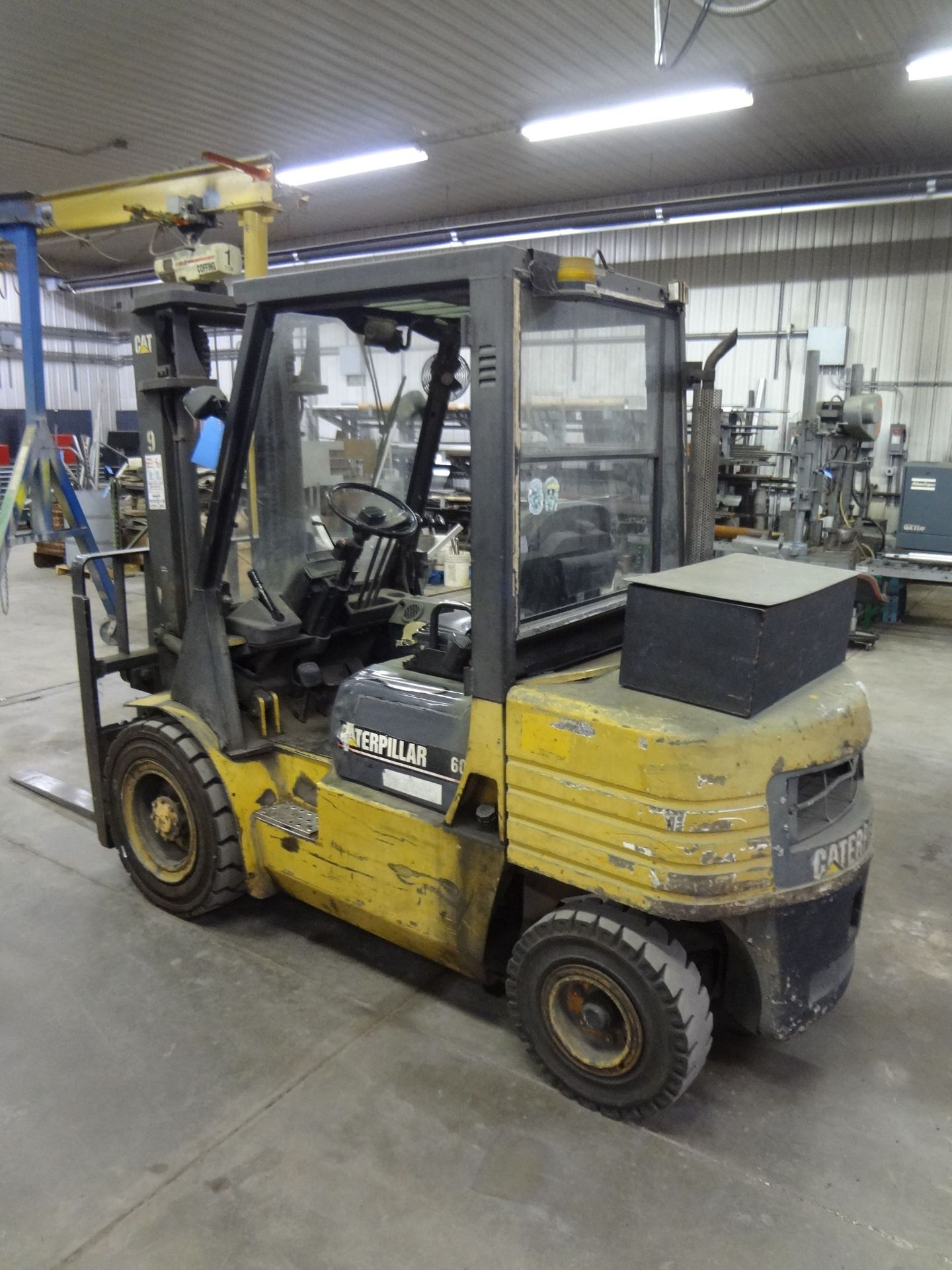 6,000 LB. CATERPILLAR MODEL DP-30 PNEUMATIC TIRE, DIESEL POWERED LIFT TRUCK; S/N 7KM3577, 2-STAGE - Image 4 of 7