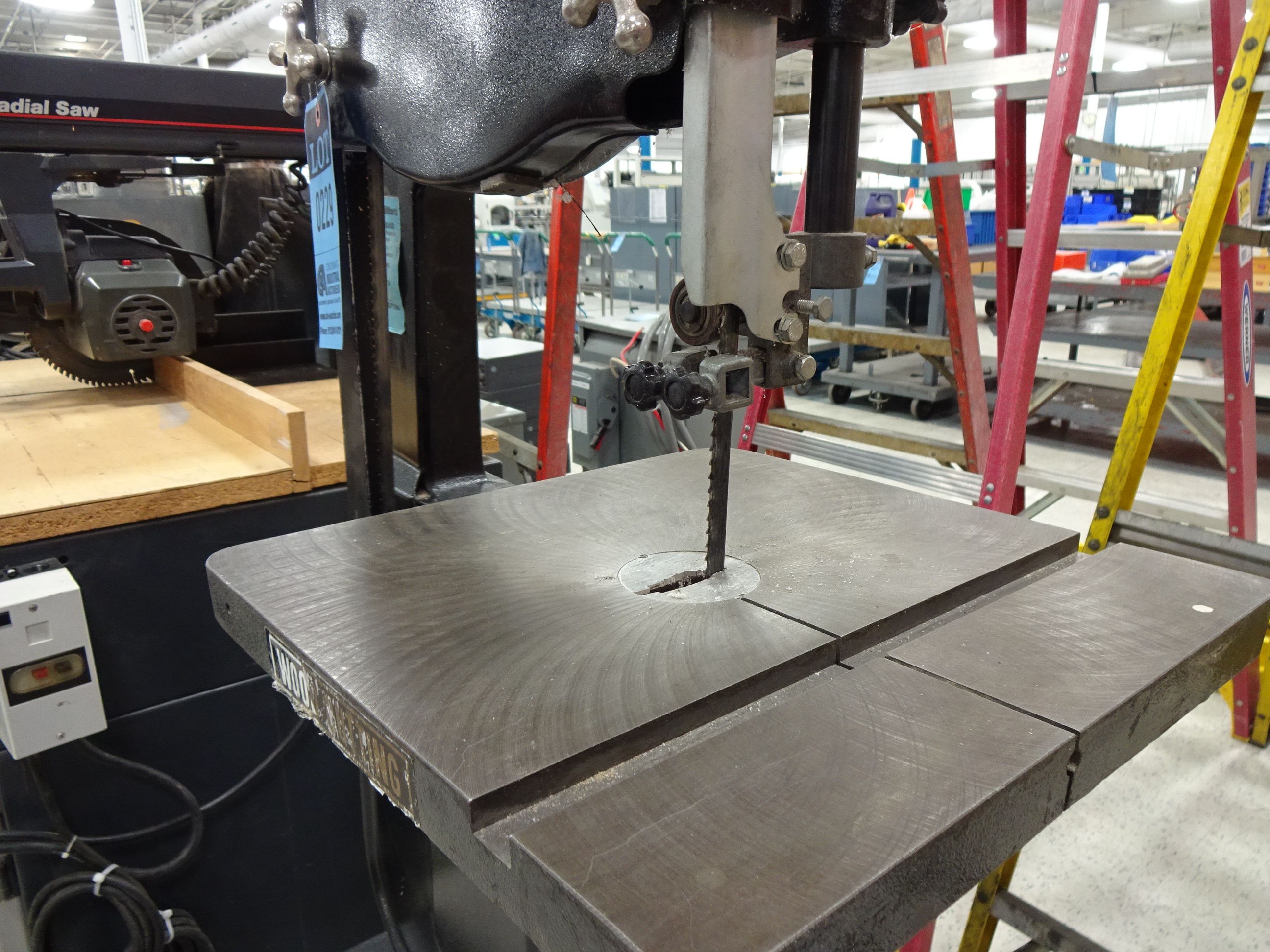 VERTICAL WOOD CUTTING BAND SAW 