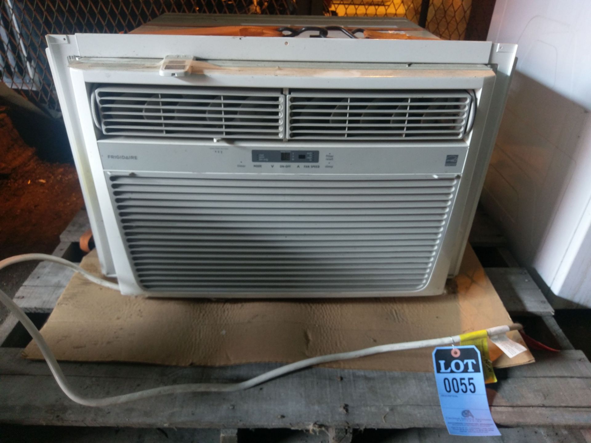 FRIGIDAIRE WINDOW AC UNIT