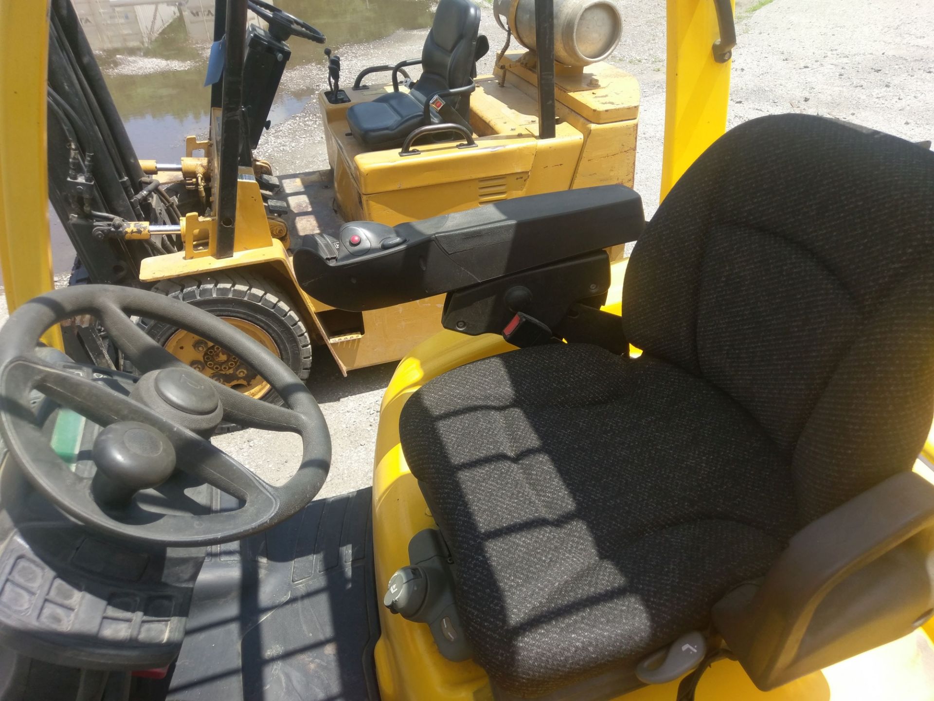 2013 - 8,000 LB. HYSTER MODEL H80FT LP GAS SOLID PNEUMATIC TIRE LIFT TRUCK; S/N R005V2492K - Image 7 of 7