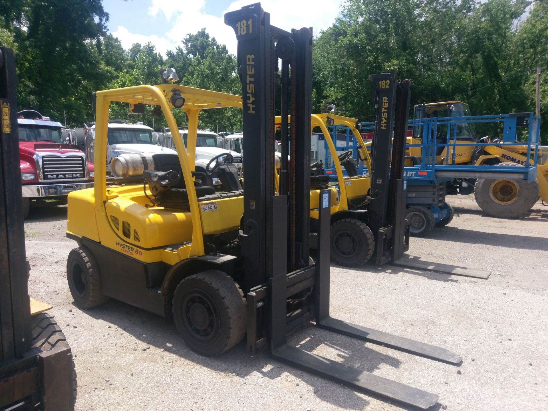 2013 - 8,000 LB. HYSTER MODEL H80FT LP GAS SOLID PNEUMATIC TIRE LIFT TRUCK; S/N R005V2492K - Image 2 of 7