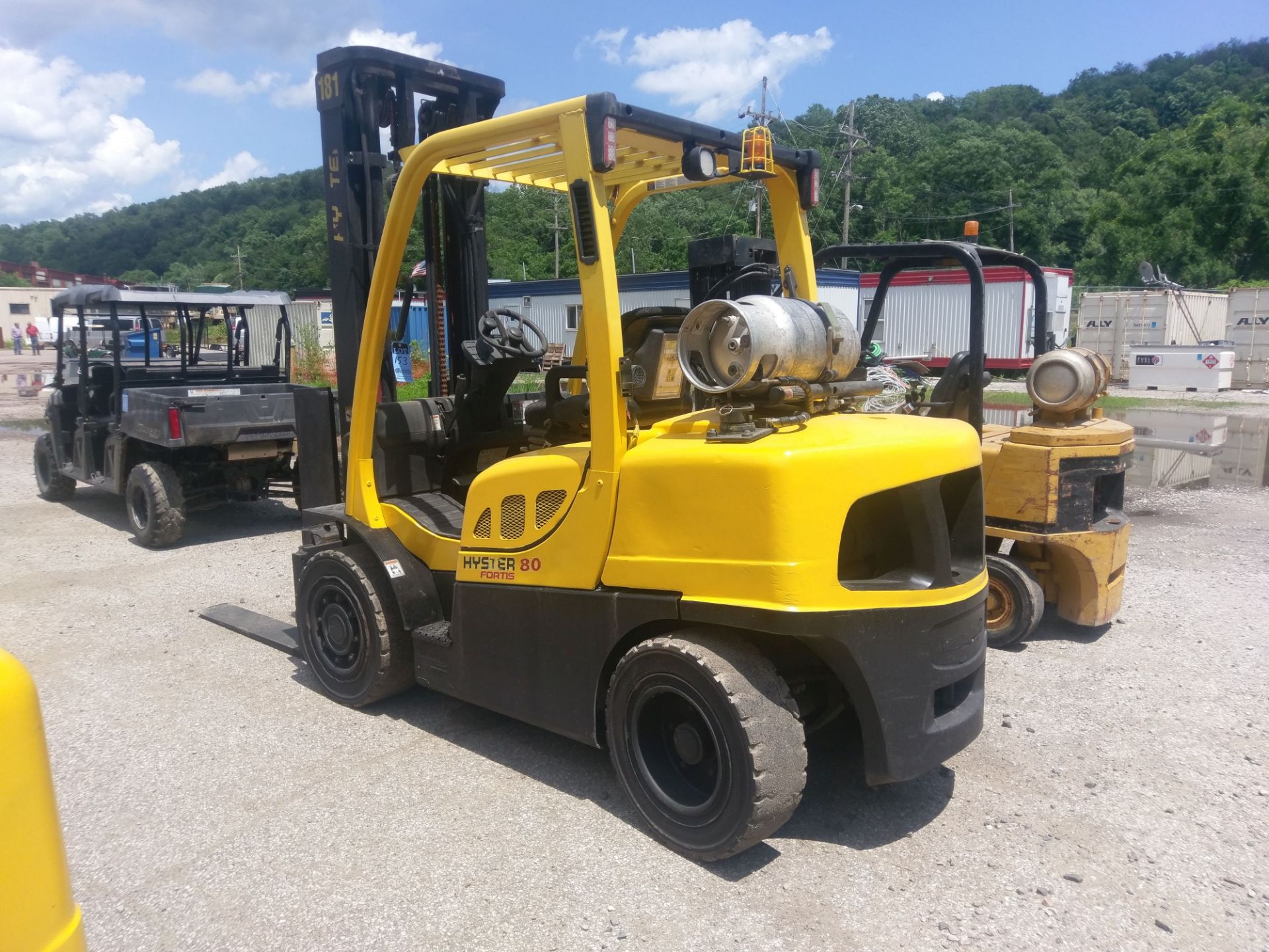 2013 - 8,000 LB. HYSTER MODEL H80FT LP GAS SOLID PNEUMATIC TIRE LIFT TRUCK; S/N R005V2492K - Image 4 of 7