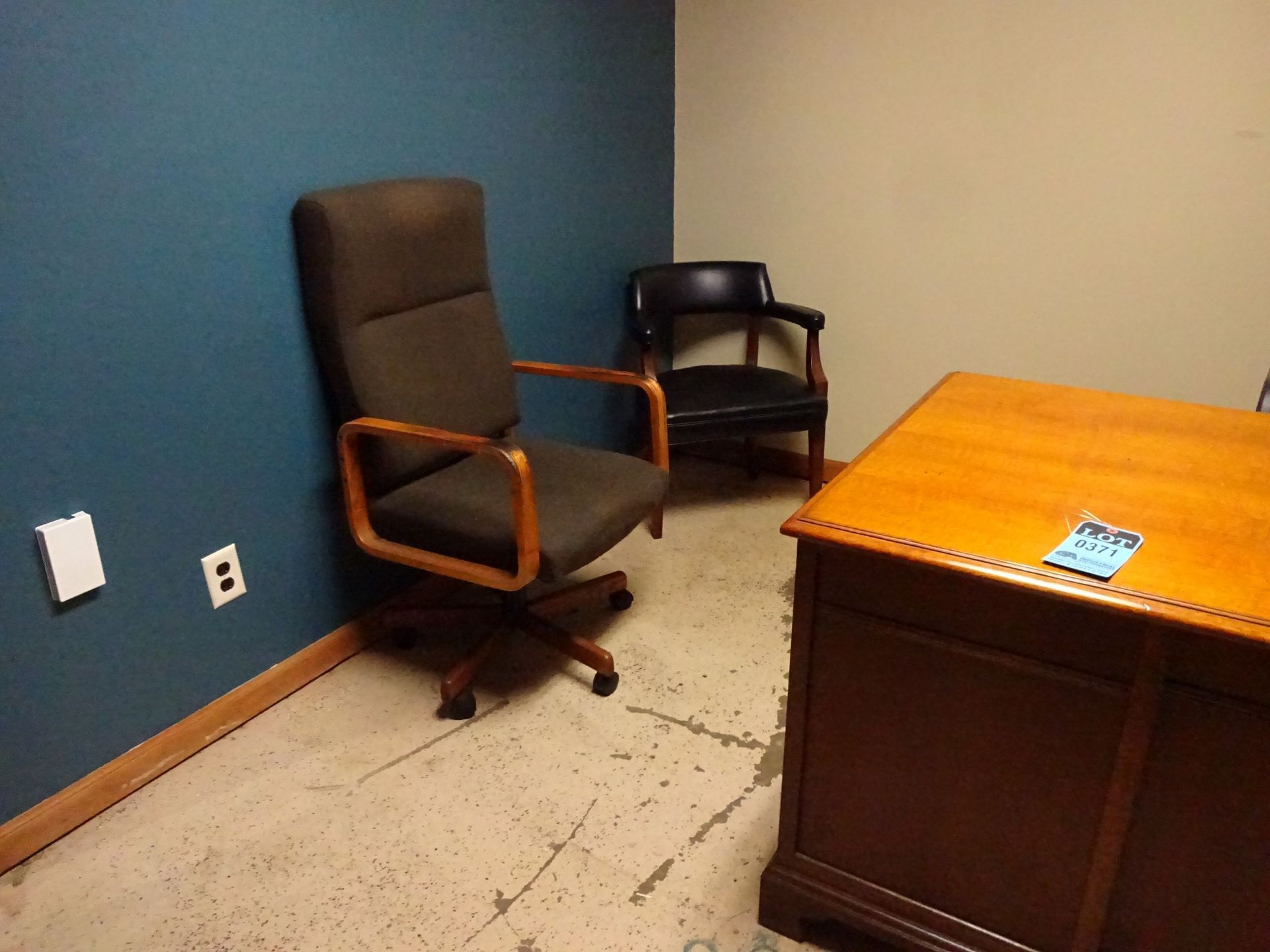 WOOD DESK WITH (2) CHAIRS - Image 2 of 2