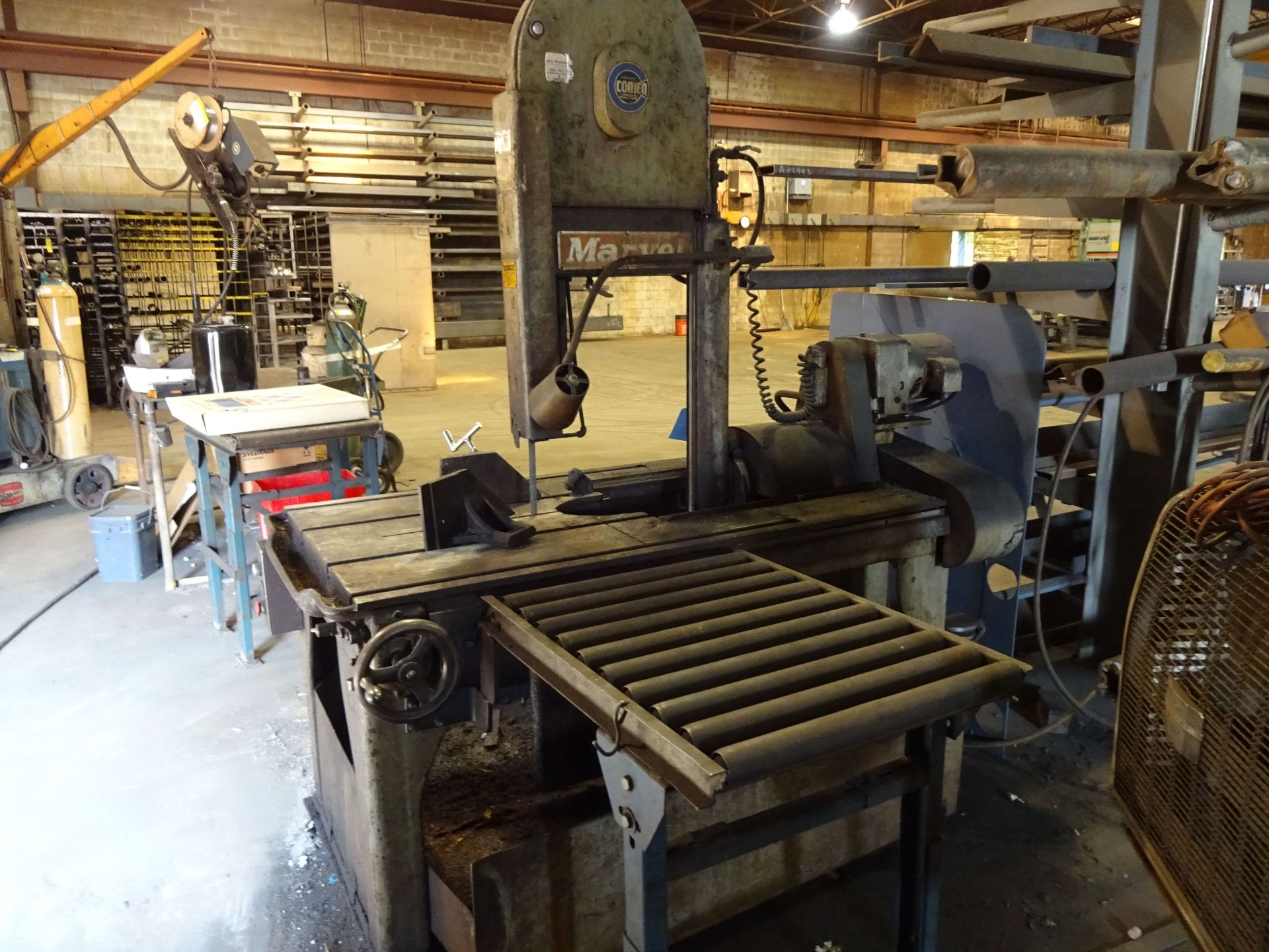 18" X 20" MARVEL SERIES 8/M8/81 VERTICAL BAND SAW; S/N 811948, WITH FEED AND OUT TAKE ROLLER - Image 5 of 8