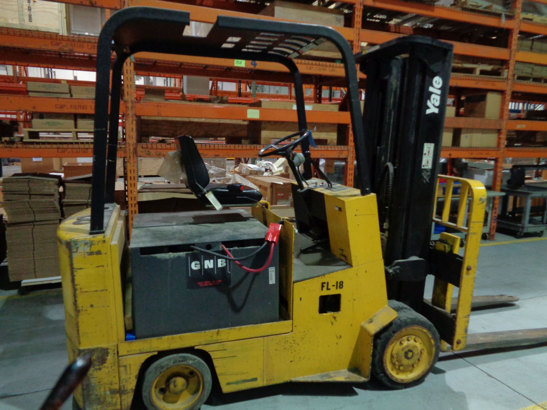 10,000 YALE MODEL ERCHBN485F090 ELECTRIC LIFT TRUCK; S/N N466937, 2-STAGE MAST, 129" LIFT, 72" - Image 2 of 5