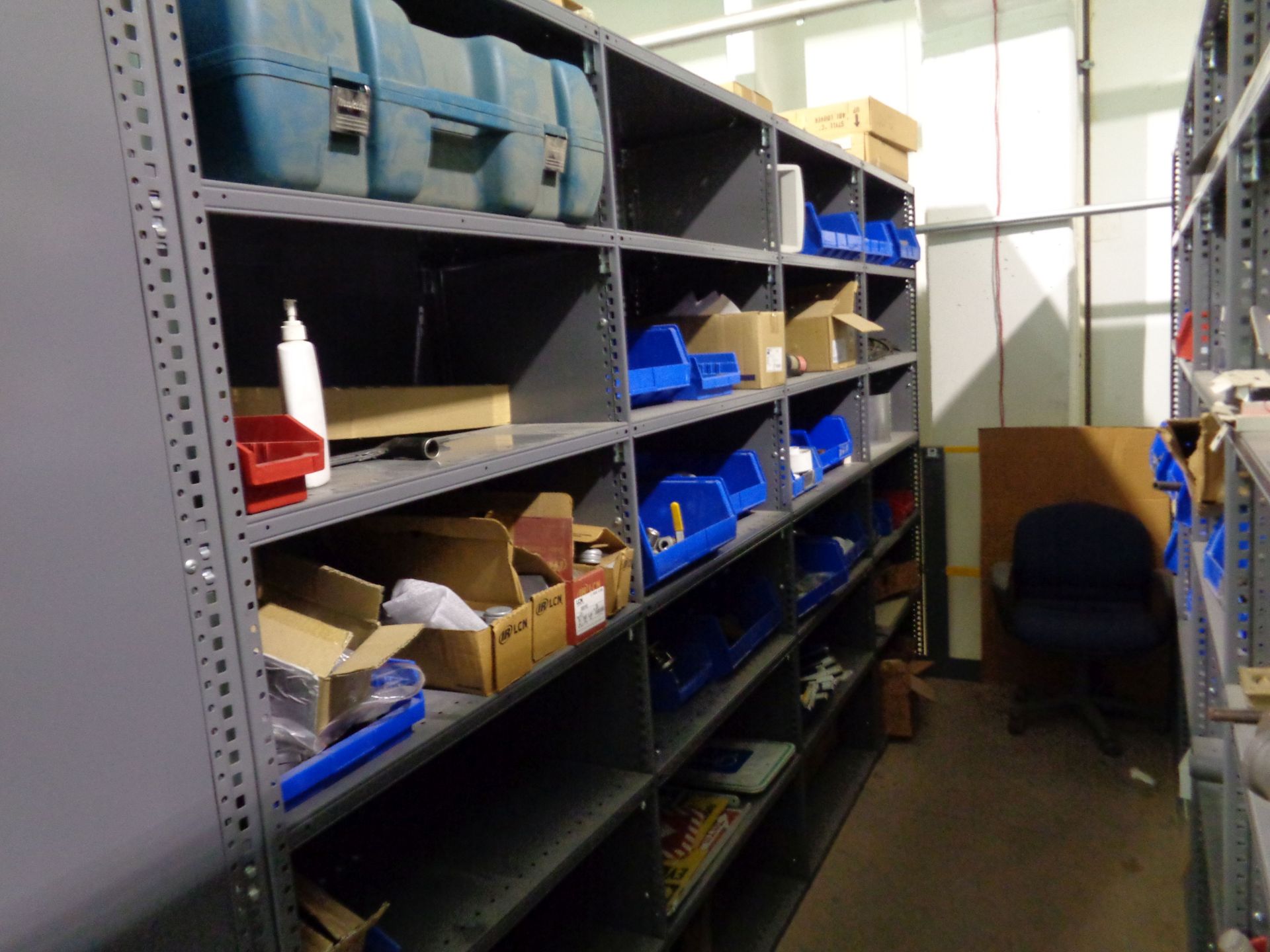 (LOT) CONTENTS OF UPPER MEZZANINE AREA: (18) SECTIONS OF SHELVING WITH MAINTENANCE ITEMS, - Bild 6 aus 8