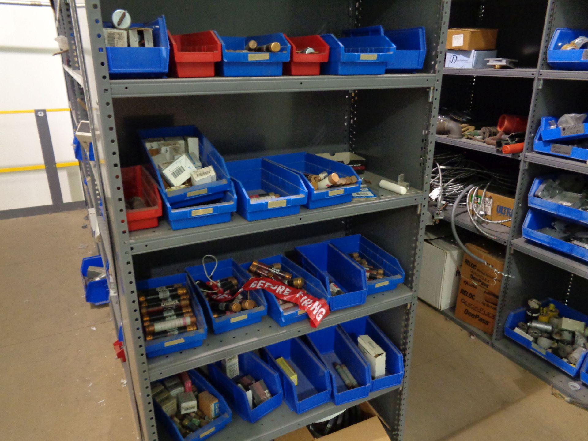 (LOT) CONTENTS OF UPPER MEZZANINE AREA: (18) SECTIONS OF SHELVING WITH MAINTENANCE ITEMS, - Bild 4 aus 8