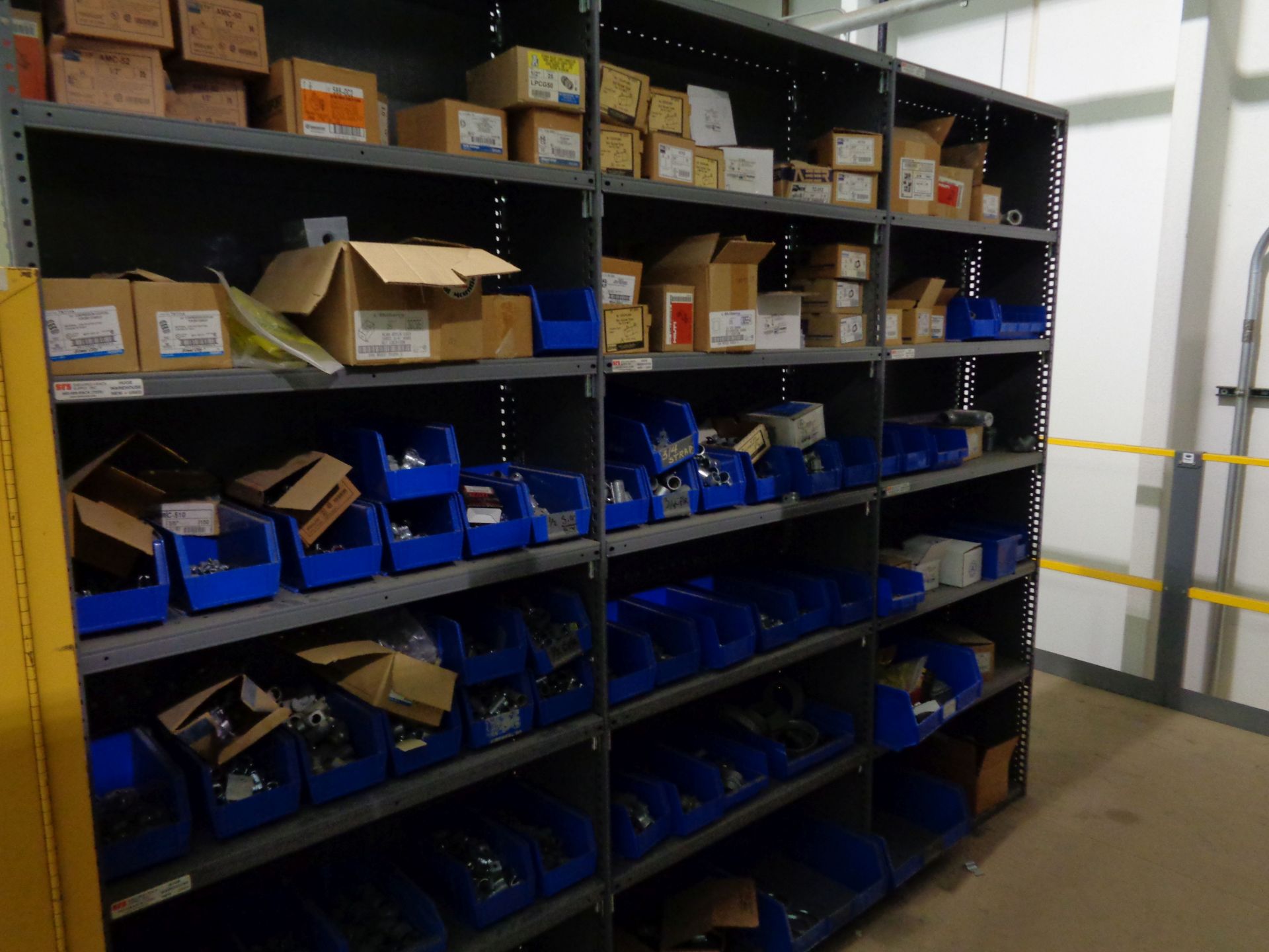(LOT) CONTENTS OF UPPER MEZZANINE AREA: (18) SECTIONS OF SHELVING WITH MAINTENANCE ITEMS, - Bild 3 aus 8