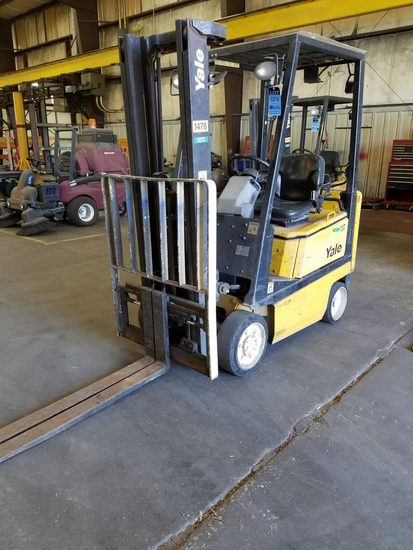 3,000 LB. YALE MODEL GLC030AFN0AF082 LP GAS TWO-STAGE MAST LIFT TRUCK; S/N B809N04919B - Image 2 of 5