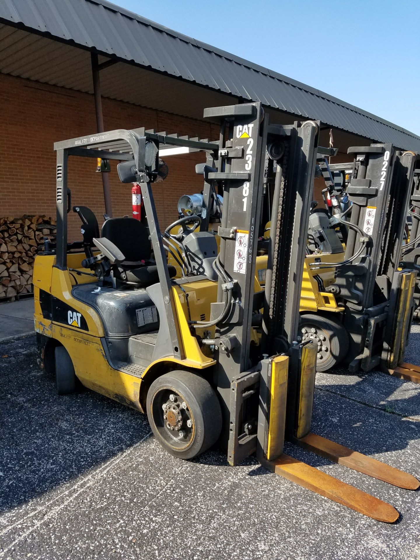 6,000 LB. CAPACITY CATERPILLAR MODEL 2C6000 LP GAS SOLID TIRE TWO STAGE LIFT TRUCK - Image 2 of 3