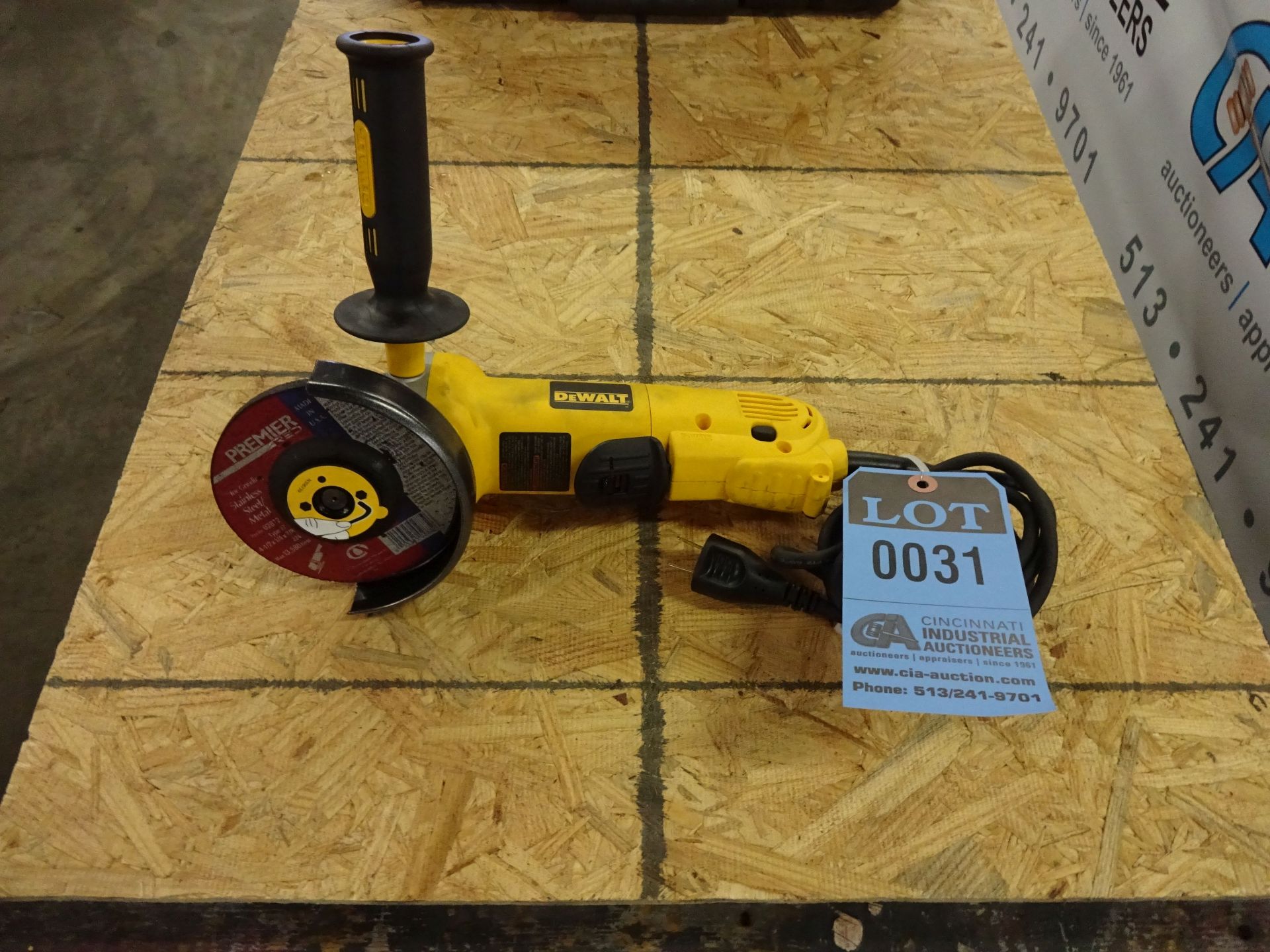 4-1/2" DEWALT MODEL 28402 ANGLE GRINDER