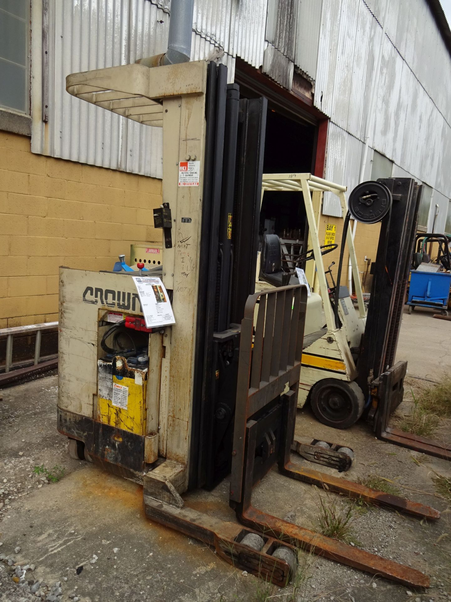 3,500 LB. CROWN MODEL 35RRTT ELECTRIC REACH TRUCK; S/N 1A110945, 3 STAGE MAST, 210" LIFT HEIGHT, 24" - Image 2 of 5
