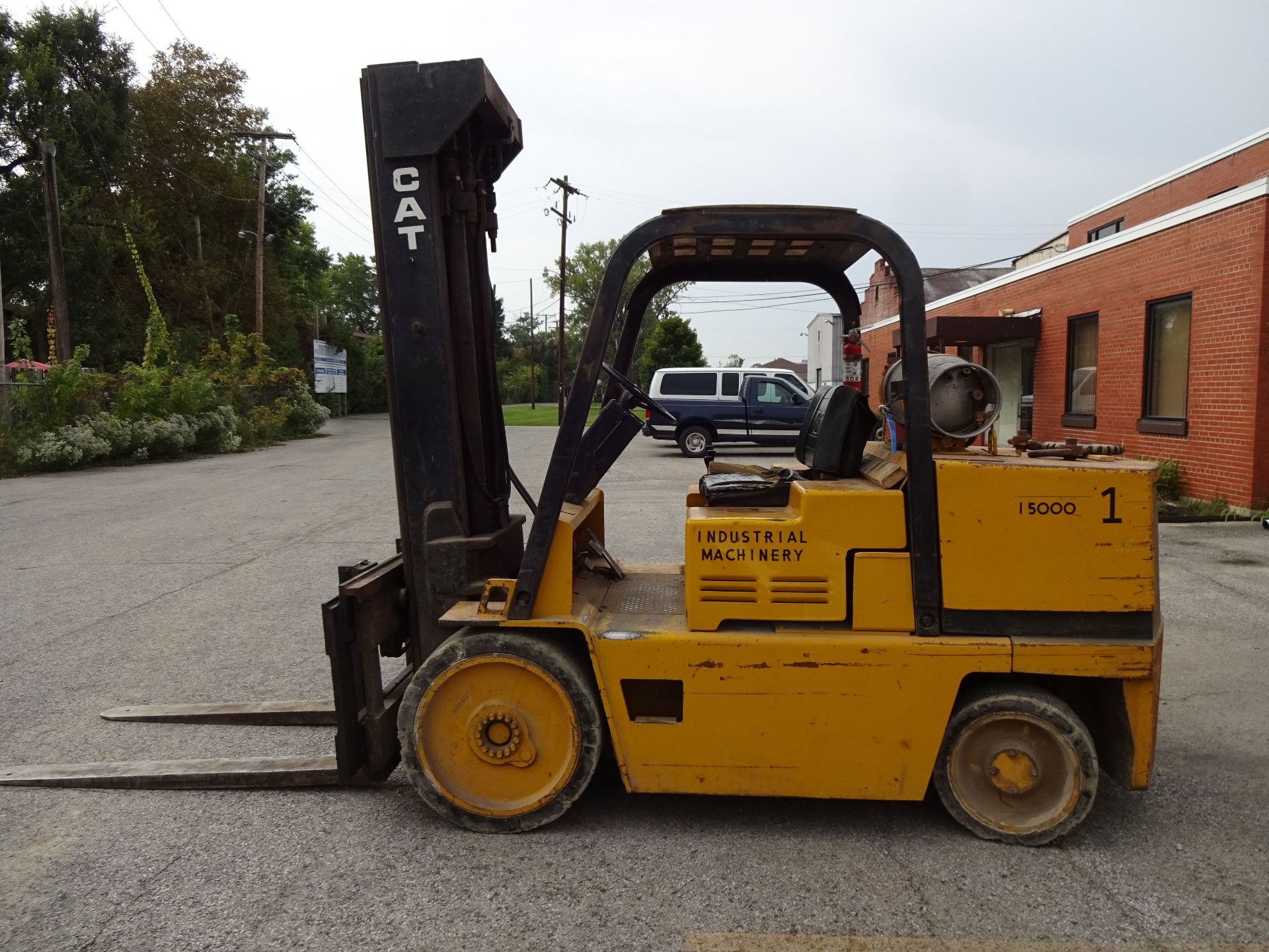 15,000 LB. CATERPILLAR MODEL T150D LP GAS CUSHION TIRE LIFT TRUCK; S/N 5MB01354, 3-STAGE MAST, - Image 6 of 9