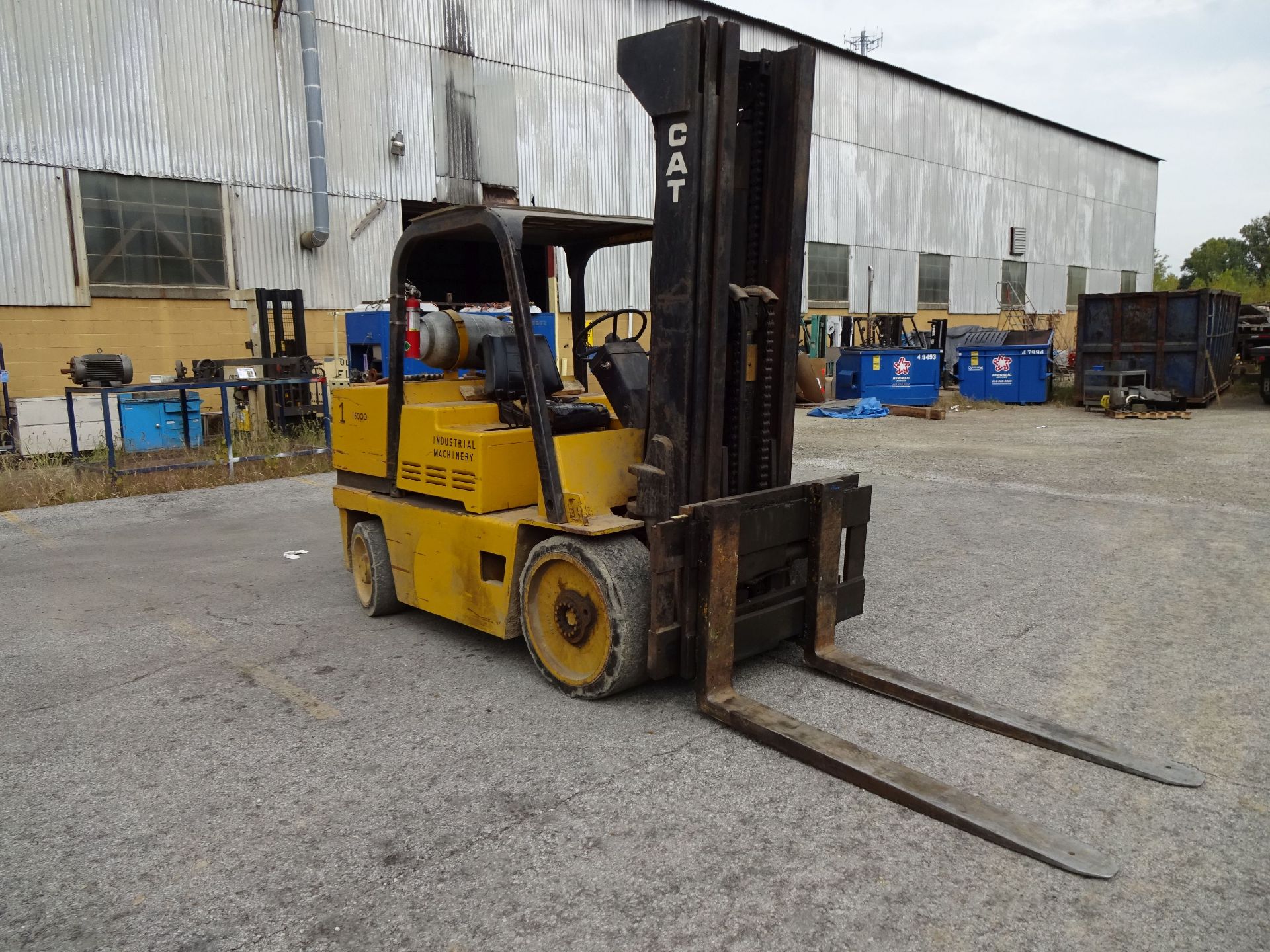 15,000 LB. CATERPILLAR MODEL T150D LP GAS CUSHION TIRE LIFT TRUCK; S/N 5MB01354, 3-STAGE MAST, - Image 3 of 9