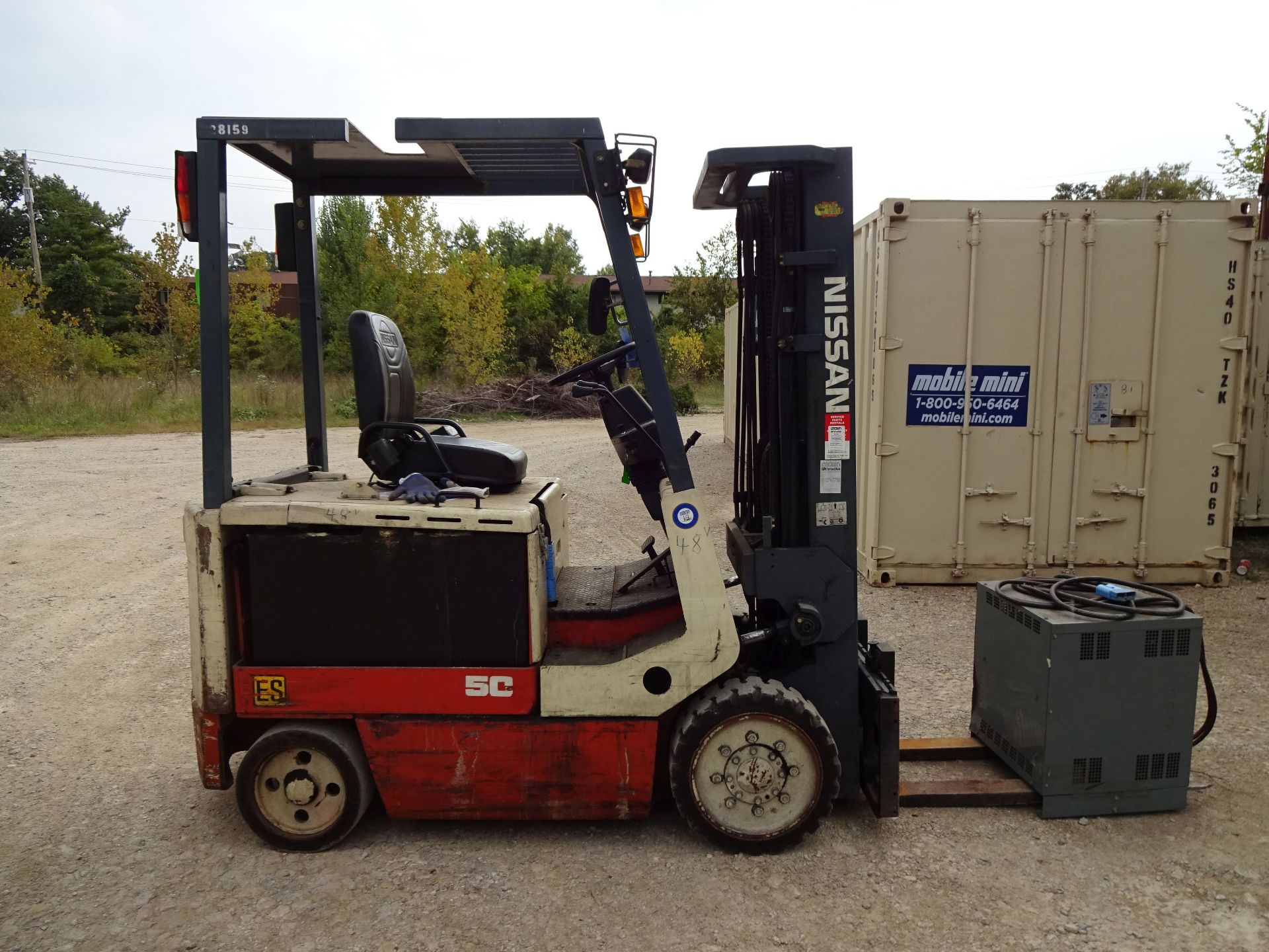 4,450 LB. NISSAN MODEL CWGP021255 ELECTRIC LIFT TRUCK; S/N 9E0536, 3-STAGE MAST, 178" LIFT HEIGHT, - Image 4 of 11