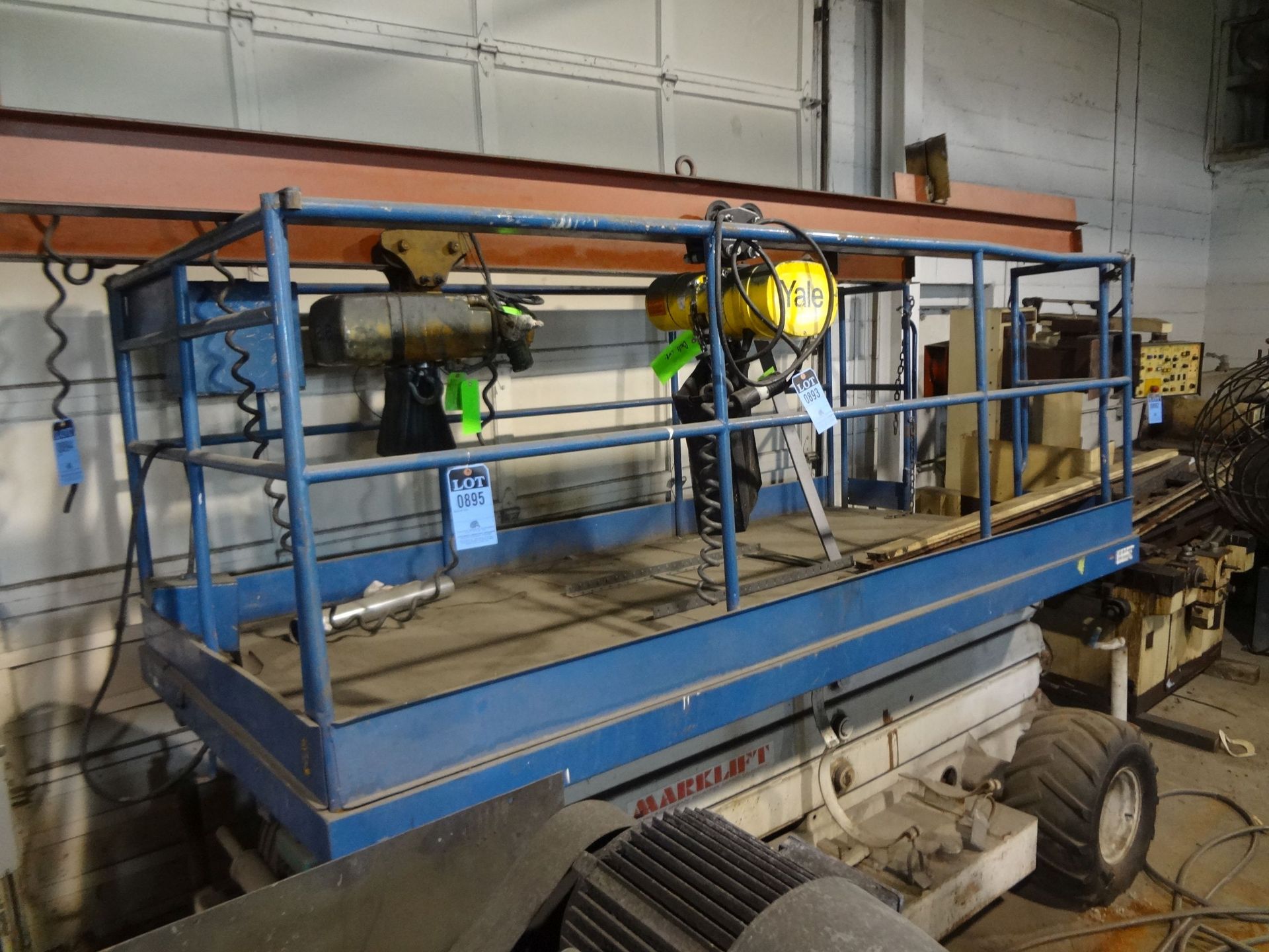 MARKLIFT GASOLINE POWERED MANLIFT, 1,000 CAPACITY, 59" X 125" PLATFORM - LOCATED AT 700 N. JAMES - Image 2 of 4